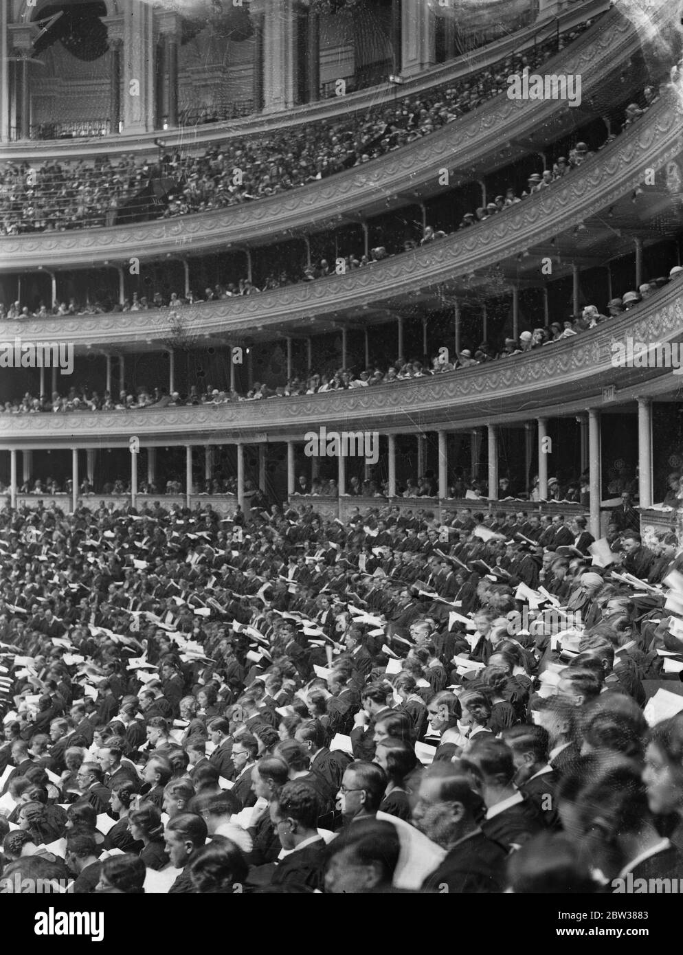 Le folle alla Royal Albert Hall quando il titolo di Londra fu conferito dal conte di Athlone . 10 maggio 1934 Foto Stock