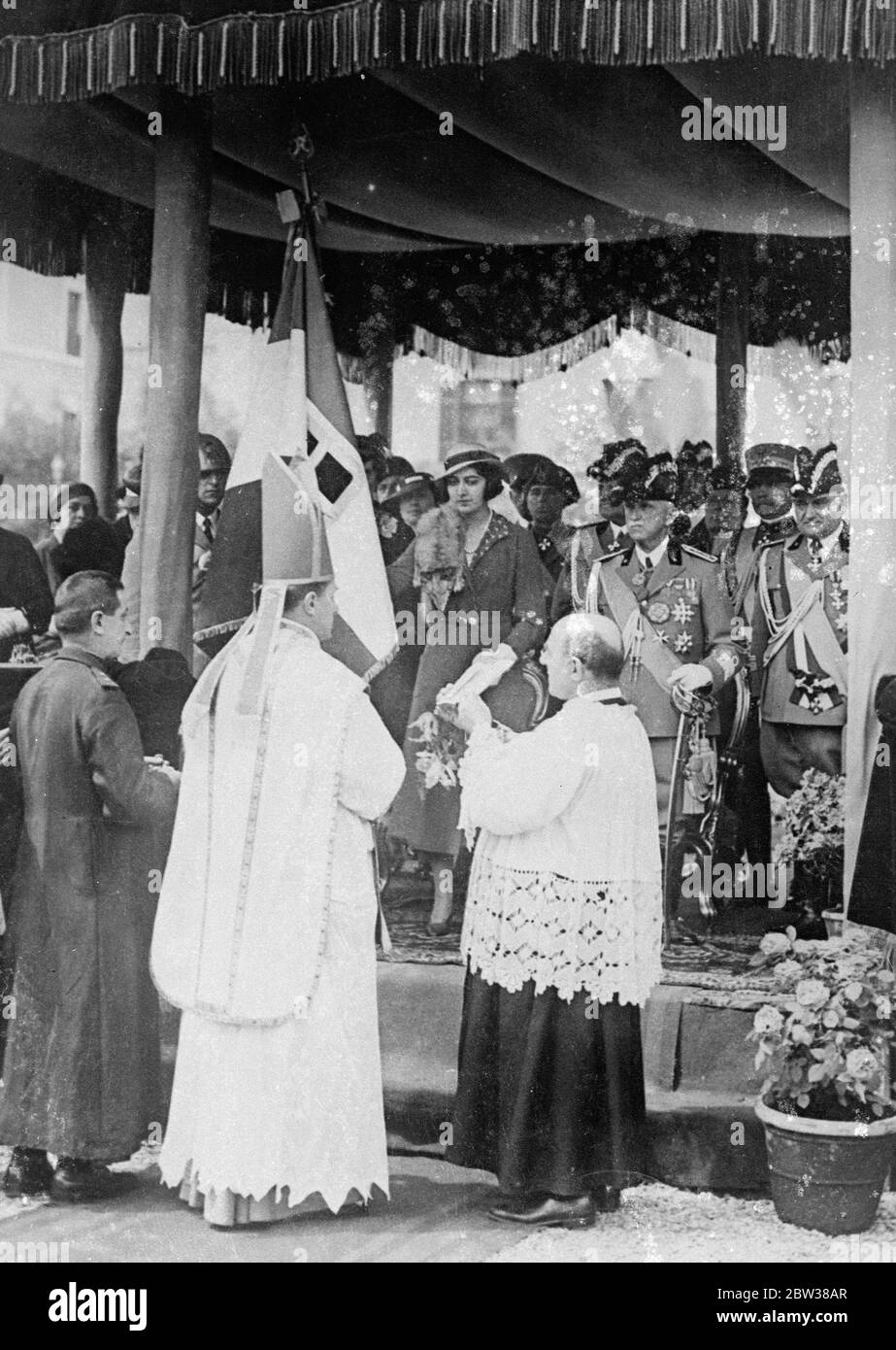 Re d'Italia e la Principessa Maria in presentazione del nuovo standard regimentale a Roma . Re Vittorio Emanuele d'Italia , accompagnato dalla figlia più giovane , la Principessa Maria , ha partecipato ad una cerimonia speciale a Roma, in cui un nuovo standard è stato consegnato ad un reggimento di fanteria fascista . Spettacoli fotografici , il Re e la Principessa Maria ( on dais ) alla cerimonia . 9 maggio 1934 Foto Stock