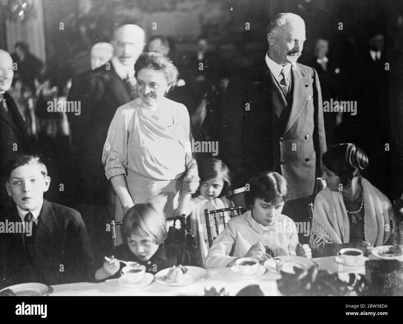 Il presidente Lebrun distribuisce regali per il capodanno ai bambini . Per celebrare il nuovo anno , il presidente francese Lebrun e Madame Lebrun hanno distribuito giocattoli ai bambini delle scuole parigine presso il Palazzo Elysees . Spettacoli fotografici ; il presidente Lebrun e Madame Lebrun tra i bambini . 1934 Foto Stock