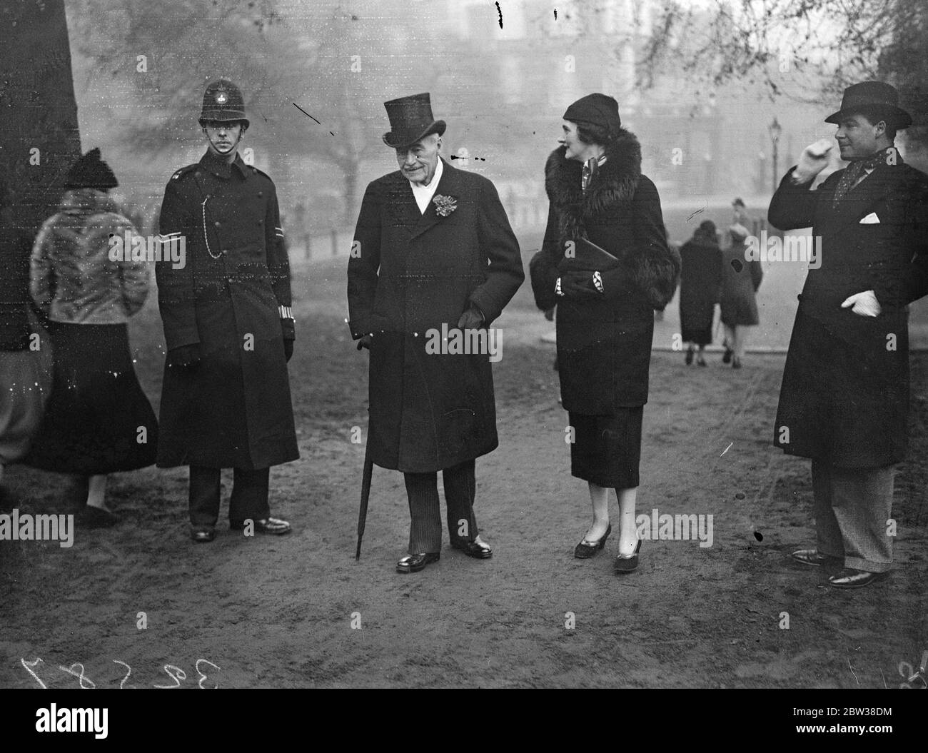 Sir Walter Gilbey fa una passeggiata di domenica mattina nel parco . Sir Walter Gilbey ha preso la sua solita passeggiata di domenica mattina ad Hyde Park , Londra , per ispezionare l'abitudine di guida di coloro che si allenano a Rotten Row . Spettacoli fotografici ; Sir Walter Gilbey con un amico e un poliziotto fotografato a Hyde Park domenica . 31 dicembre 1933 Foto Stock