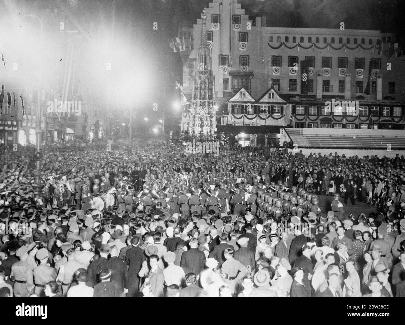 Reichswehr partecipa per la prima volta al congresso nazista . Il Reichswehr ha partecipato per la prima volta ad un congresso nazista , quando una band Reichswehr ha intrattenuto una grande folla nella Adolf Hitler Platz a Norimberga , dove il congresso è in corso . Spettacoli fotografici , la folla che ascolta la band Reichswehr in Adolf Hitler , Platz , Norimberga . 6 settembre 1934 Foto Stock