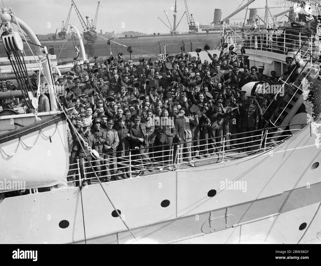 Prima tropship della stagione . La prima tropship della stagione a lasciare Southampton fu la SS Neuralia . Sta prendendo un battaglione del reggimento reale del Berkshire e altri distaccamenti a Bombay . Spettacoli fotografici , truppe che salpano a bordo delle SS Neuralia a Southampton . 7 settembre 1934 Foto Stock