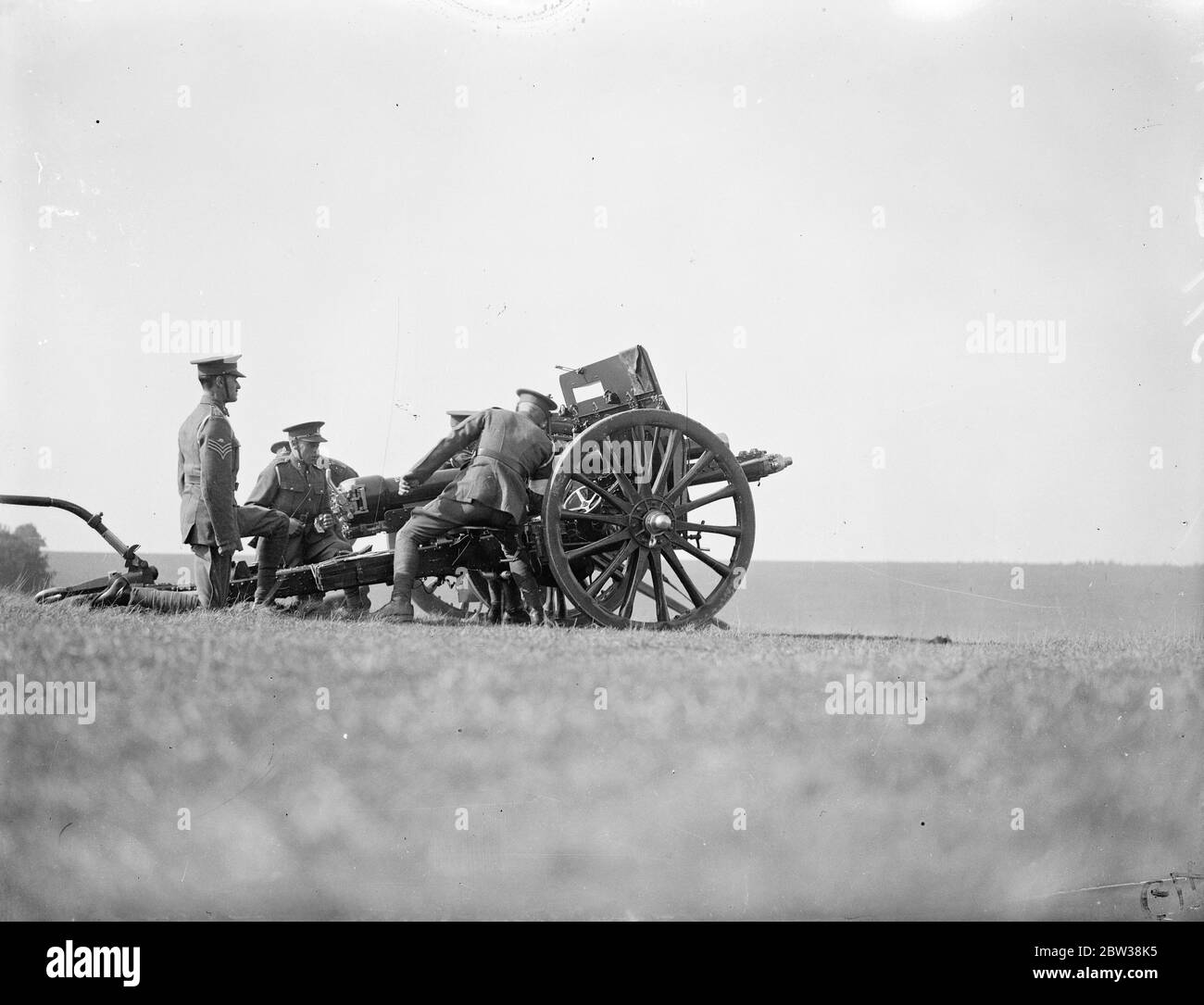 Batterie campione dell' artiglieria territoriale di Inghilterra , Scozia e Galles stanno gareggiando per il Premio del Re a Larkhill sulla piana di Salisbury . Foto spettacoli , la 226a batteria della 32ma East Counties campo brigata in azione di sparare il loro 18 passerelle durante la competizione a Lark Hill . 27 settembre 1934 Foto Stock