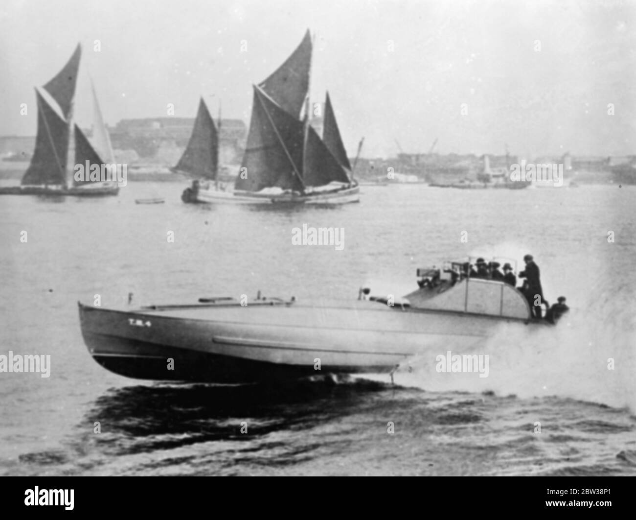 La Gran Bretagna produce una nuova barca a siluro di midget , che può attaccare sottomarini , aerei e navi da guerra . Molti paesi stanno interessando molto le nuove imbarcazioni da siluro di midget che sono state costruite da Thornycrofts , una ditta britannica . La barca di mezzo busto è un discendente del motoscafo costiero che era responsabile di alcune delle operazioni più audaci della guerra . La dimensione ideale è una barca di 55ft che può sciare l'acqua a 40 nodi , e porta due siluri , due piccole pistole anti-aerei , quattro cariche di profondità , un apparecchio di fumo e un mobile di telefono senza fili che lo tiene in convers Foto Stock