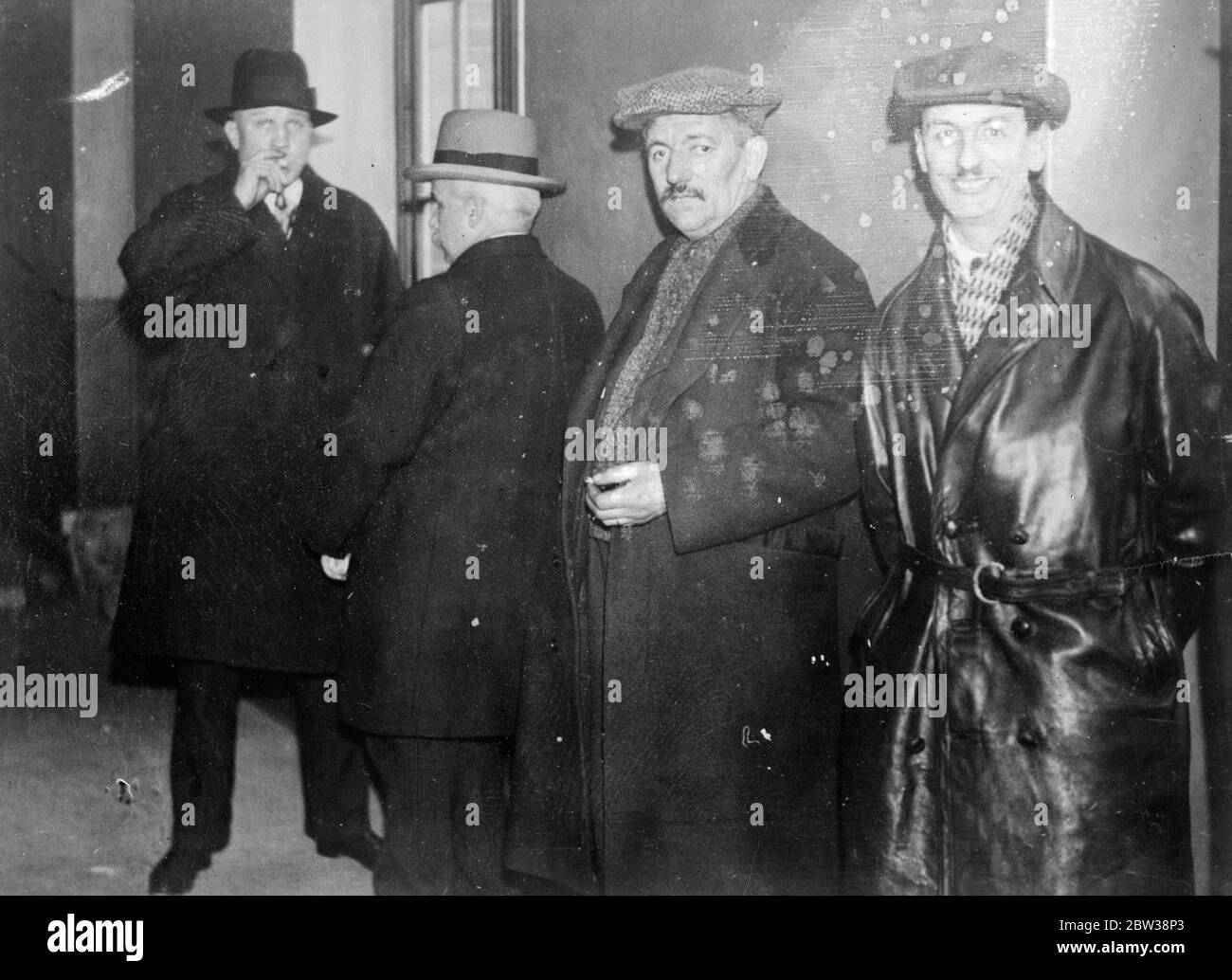 6 dipendenti sono stati imputati in occasione del disastro ferroviario di Lagny, in Francia, 23 dicembre 1933. Sei funzionari, tra cui due ingegneri capo della Eastern Railway Company , sono stati accusati di massacro , imprudenza e negligenza a seguito dell' indagine giudiziaria sulle cause del disastro ferroviario di Lagny, in cui oltre 200 passeggeri sono stati uccisi e 300 feriti . Gli accusati sono M Merlin , capo ingegnere operativo della Divisione Centrale , M Montignault caposquadra di Lavillette , M Mougeot un controllore del deposito , M Pietremomt , suo Foto Stock