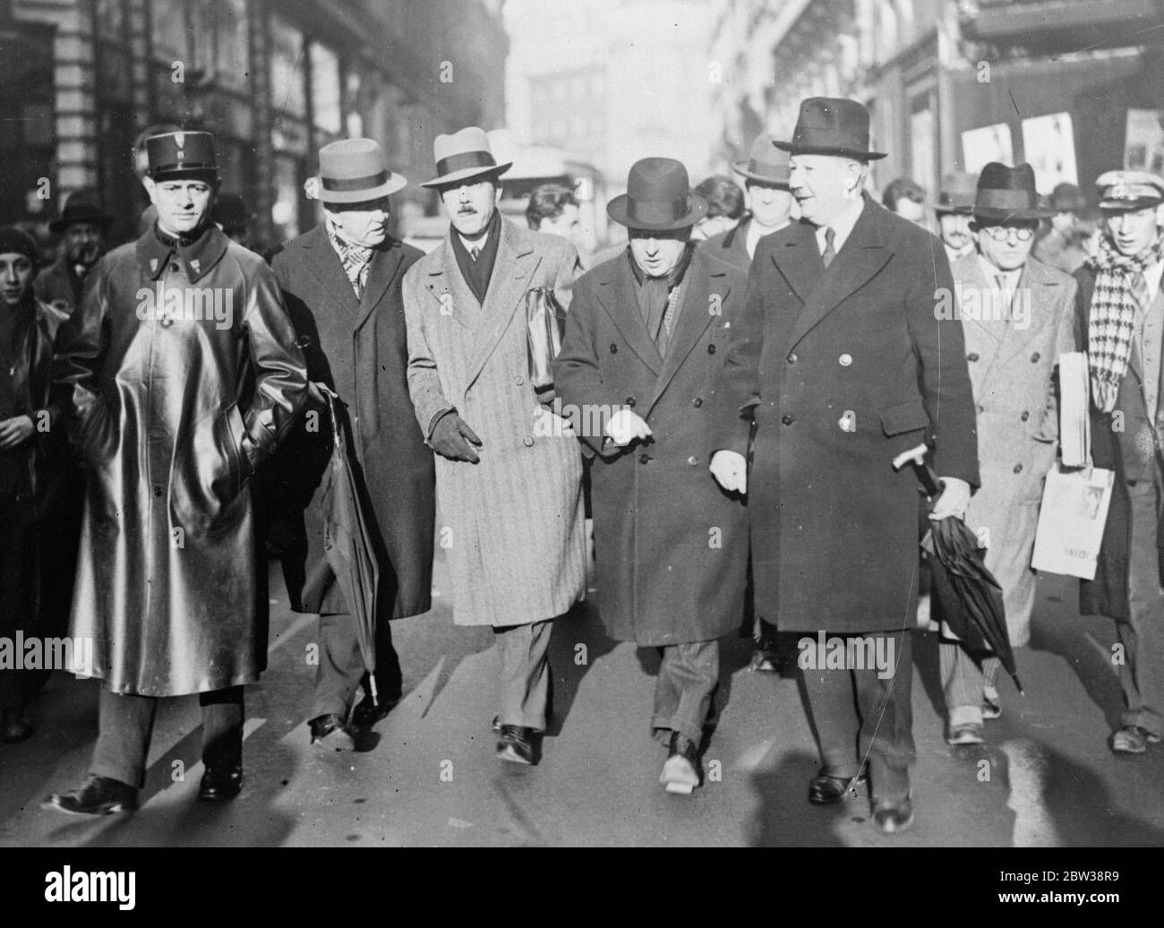 6 dipendenti sono stati imputati in occasione del disastro ferroviario della Lagny, Francia, 23 dicembre 1933. Sei funzionari, tra cui due ingegneri capo della Eastern Railway Company , sono stati accusati di massacro , imprudenza e negligenza a seguito dell' indagine giudiziaria sulle cause del disastro ferroviario di Lagny, in cui oltre 200 passeggeri sono stati uccisi e 300 feriti . Gli accusati sono M Merlin , ingegnere capo della divisione Centrale , M Montignault caposquadra di Lavillette , M Mougeot un controllore del deposito , M Pietremont , suo AS Foto Stock