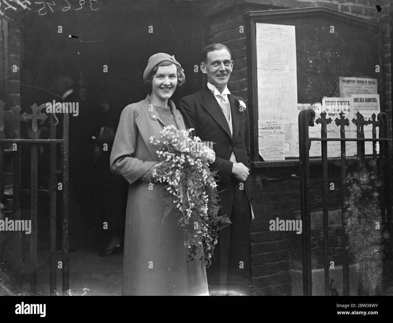 Ufficiale dei Fusiliers gallesi sposato a Chelsea Old Church . Le nozze del capitano Roger Hardie, dei Royal Welsh Fusiliers, figlio del defunto signor T B Hardie e della signora Hardie di Hafod, Denbigh e della signora Dora Chappell, unica figlia del reverendo e della signora James Chappel di Mito, Giappone, Si è giocato a Chelsea Old Church , Londra . Spettacoli fotografici , la sposa e lo sposo . 10 gennaio 1934 30s, 30s, 30s, 30s, 30s, trents, 19,trents Foto Stock