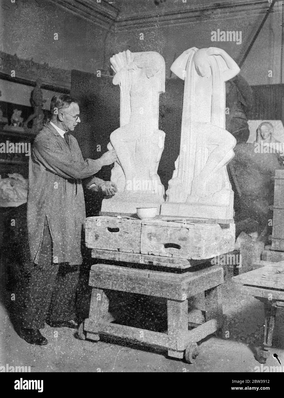 Gli impressionanti pannelli dello scultore londinese . Il signor T J Clapperton, R B S, scultore londinese, lavora nel suo studio su due pannelli in materia: ' Pool' e ' Waterfall'. 11 gennaio 1934 30s, 30s, 30s, 30s, 30s, trents, 19,trents Foto Stock