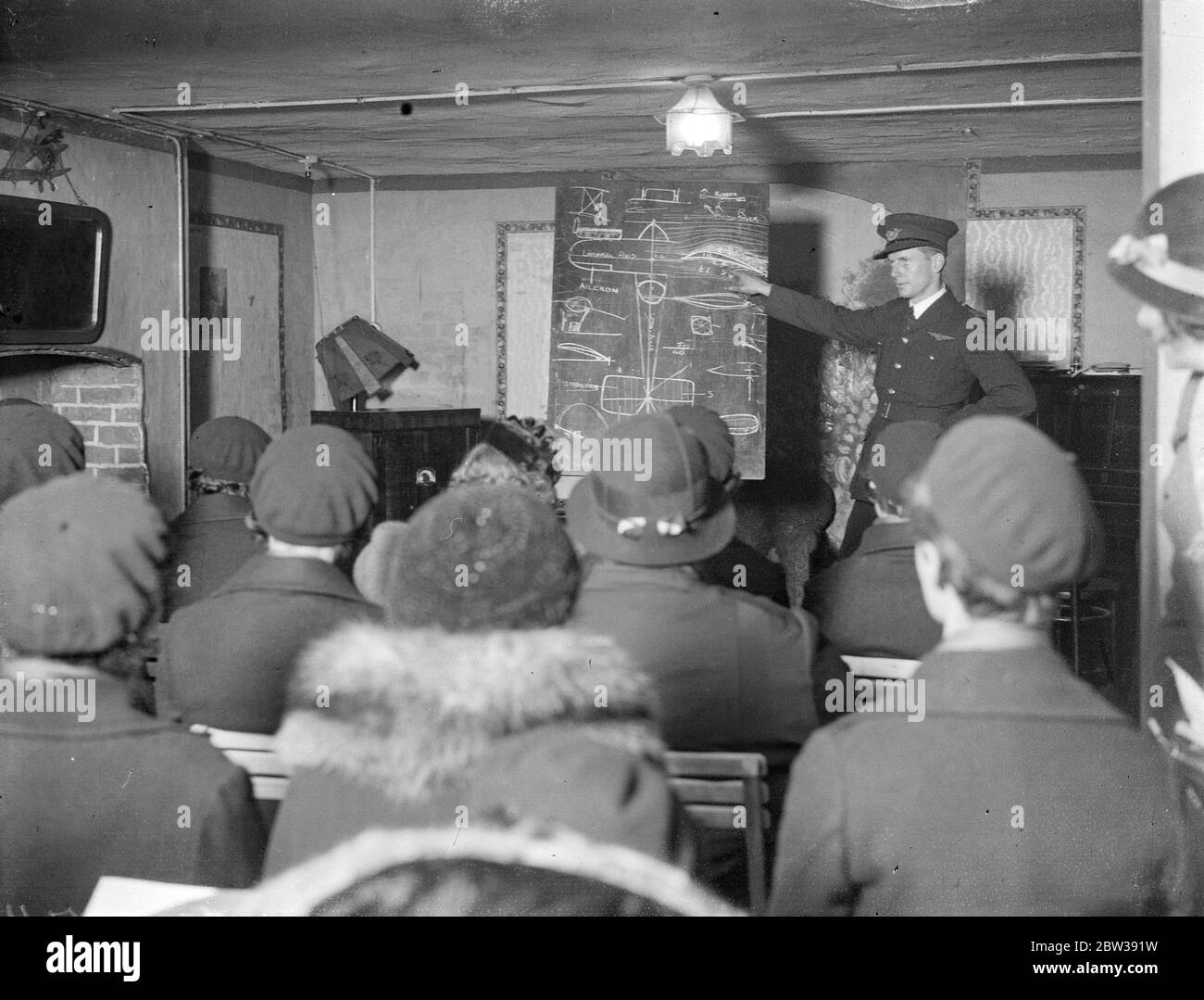 Studio di riserva delle nuove donne nel settore dell' aviazione . La Riserva delle Donne, di recente costituzione, organizzata dal Comandante Mary Allen , sta seguendo l' istruzione aerea di esperti del nuovo corpo britannico Flying . Alle reclute della riserva viene dato un curriculum rigoroso di esercitazioni e lezioni. Spettacoli fotografici ; una classe sotto istruzione nella teoria del volo presso la sede centrale di Peckham , Londra . 12 gennaio 1934 30s, 30s, 30s, 30s, 30s, trents, 19,trents Foto Stock