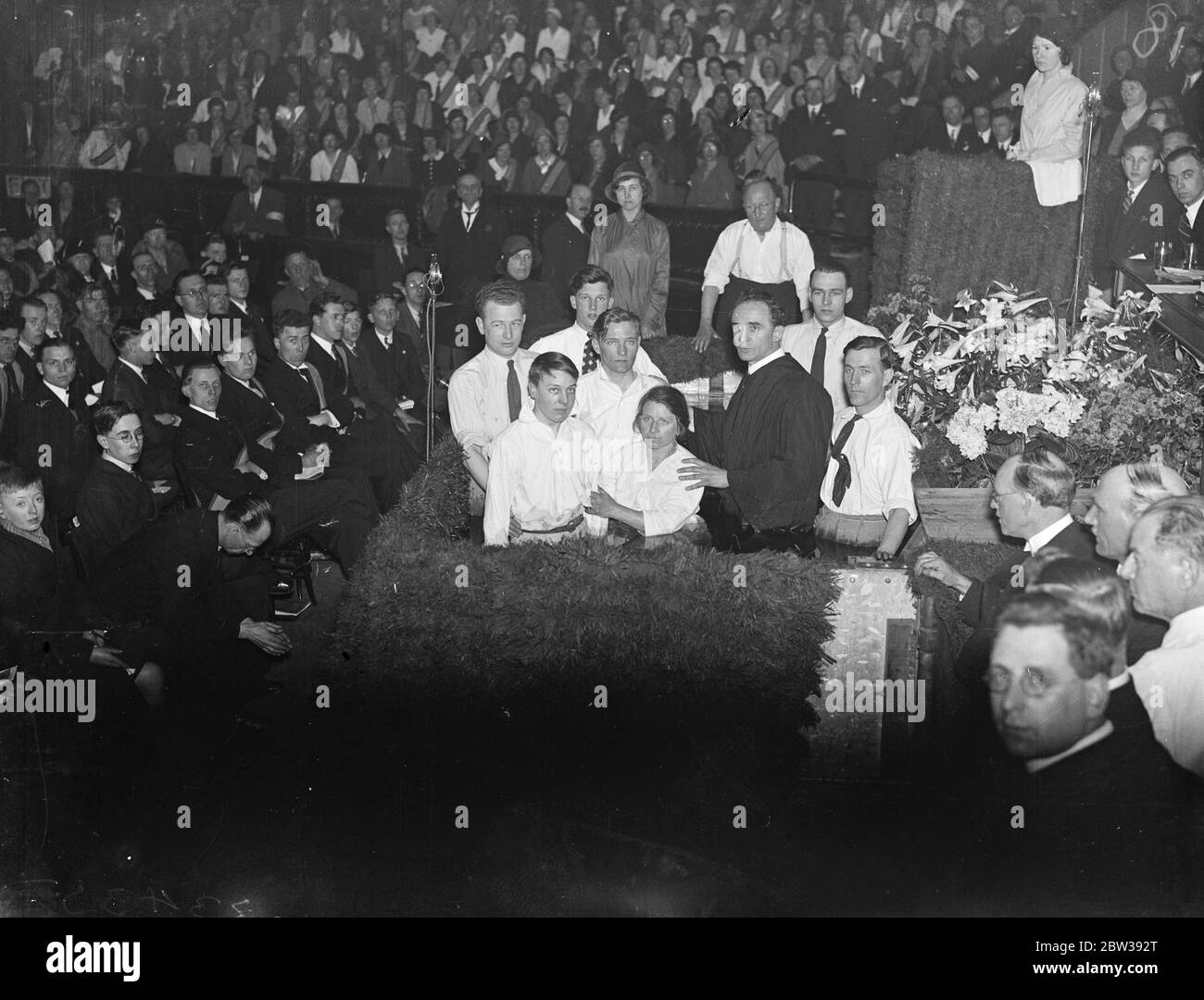 153 convertiti battezzati alla manifestazione della Chiesa evangelica di Foursquare presso la Albert Hall , Londra . 2 aprile 1934 30s, 30s, 30s, 30s, 30s, 30ties, 19theed trents Foto Stock