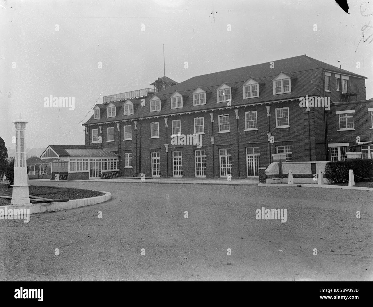 L'Università di polizia di Hendon sarà chiusa. L' Accademia di polizia di Hendon , istituita da Lord Trenchard ad un costo di £ 500 , 000 per formare una ' classe ufficiale ' per la polizia Metropolitana , deve essere chiusa . Non saranno più ammesse assunzioni dopo il 1° gennaio . La ragione per chiudere il collegio è che ha impedito l'adesione di reclute alla polizia. Si dice che la promozione ad alto rango sia stata quasi impossibile per le reclute ordinarie . Foto spettacoli ; il collegio di polizia a Hendon 3 aprile 1934 30s, 30's, 30's, 30's, 30's, 30's, 19'30''' Foto Stock