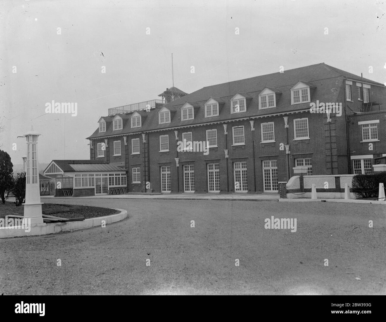 L'Università di polizia di Hendon sarà chiusa. L' Accademia di polizia di Hendon , istituita da Lord Trenchard ad un costo di £ 500 , 000 per formare una ' classe ufficiale ' per la polizia Metropolitana , deve essere chiusa . Non saranno più ammesse assunzioni dopo il 1° gennaio . La ragione per chiudere il collegio è che ha impedito l'adesione di reclute alla polizia. Si dice che la promozione ad alto rango sia stata quasi impossibile per le reclute ordinarie . Foto spettacoli ; il collegio di polizia a Hendon 3 aprile 1934 30s, 30's, 30's, 30's, 30's, 30's, 19'30''' Foto Stock