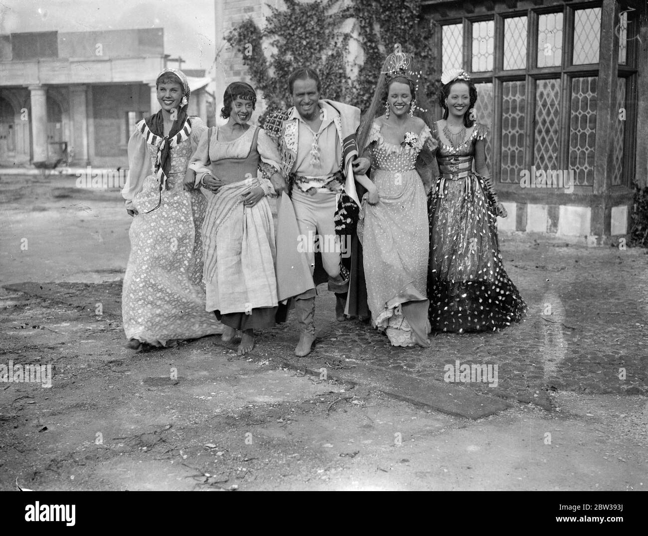 Douglas Fairbanks inizia a lavorare sul suo nuovo film britannico . La produzione del nuovo film di Douglas Fairbanks ' la vita privata di Don Juan ' è stata iniziata presso gli studi di Imperial Film Productions . Merle Oberon e Benita Hume sono anche nel cast . Spettacoli fotografici , Douglas Fairbanks e Merle Oberon ( estrema destra ) con altri membri del cast . 5 aprile 1934 30s, 30s, 30s, 30s, 30s, 30ties, 19theed trents Foto Stock