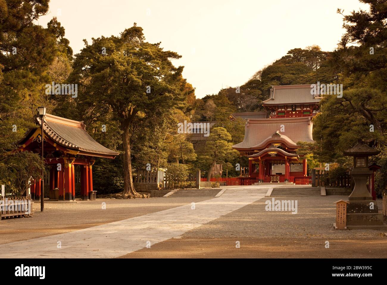 Kamakura, Prefettura di Kanagawa, Grande Tokyo Area, Giappone - l'architettura tradizionale del Santuario di Tsurugaoka Hachimangu. Foto Stock