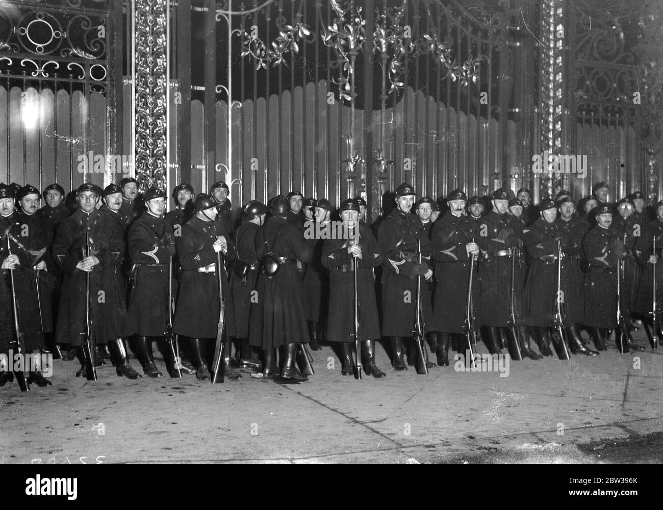 Disordini di Parigi . Sentinelle armate che sorvegliano la Camera dei deputati . 1934 . 30s, 30s, 1930, 30s, 30ties, 19theed trenties Foto Stock