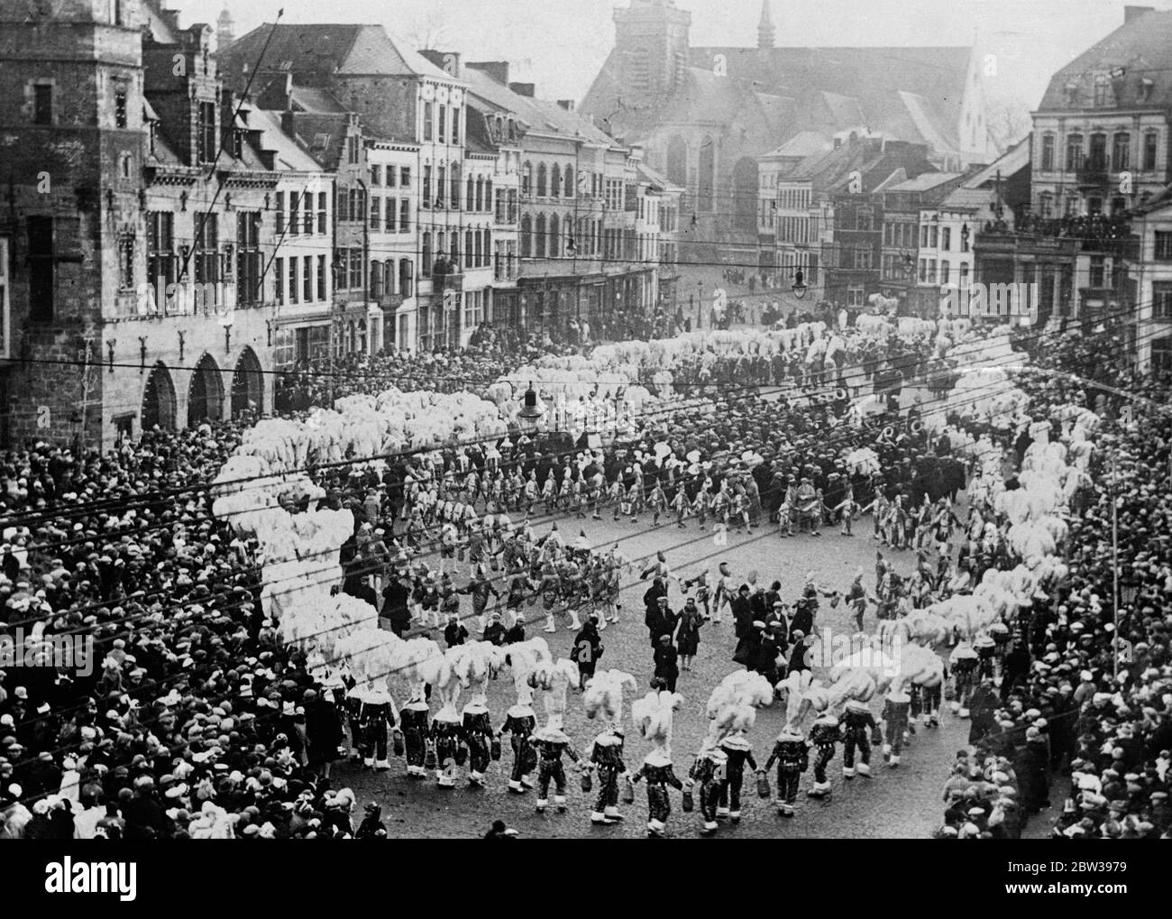 Festa di Binche, Belgio. Il clown - come Gilles con i loro struzzo plumes che si esibiscono nel centro della città di Binche . 1934 aprile 30s, 30s, 1930, 30s, 30s, trents, 19,30 Foto Stock