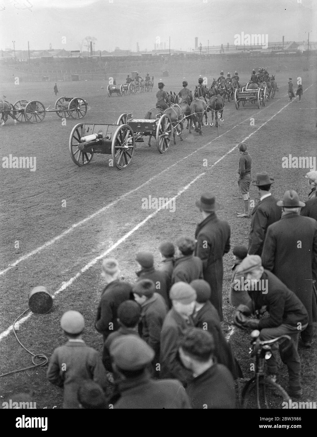 Da vedere più tardi al Royal Tournament . I membri di F ( Spinx ) Battery della Royal Horse Artillery , risplendono in uniforme vestito pieno mentre provano la loro corsa musicale per il torneo reale alle scrub di Wormwood . 19 aprile 1934 . 30s, 30s, 1930, 30s, 30ties, 19theed trenties Foto Stock