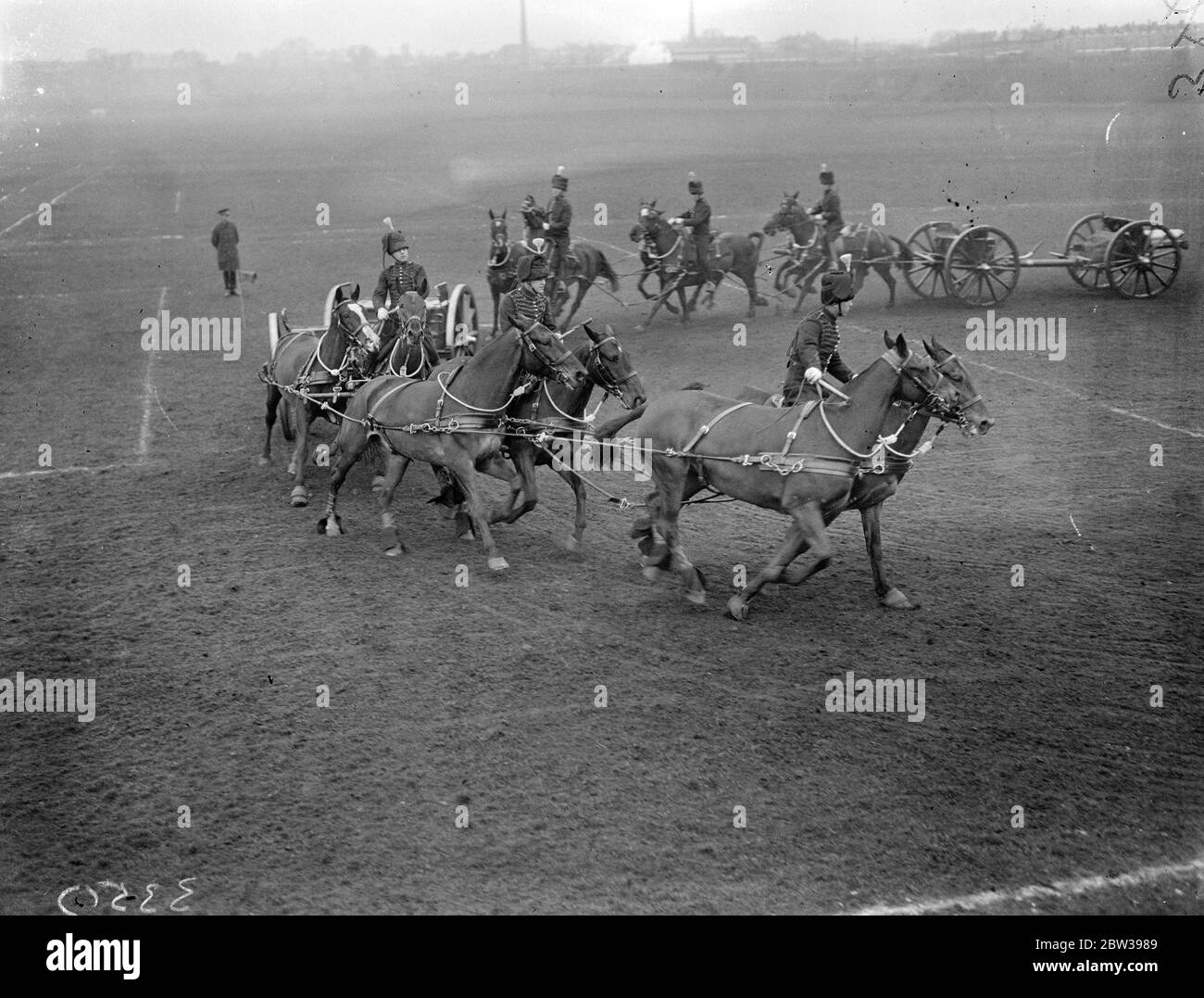 Da vedere più tardi al Royal Tournament . I membri di F ( Spinx ) Battery della Royal Horse Artillery , risplendono in uniforme vestito pieno mentre provano la loro corsa musicale per il torneo reale alle scrub di Wormwood . 19 aprile 1934 . 30s, 30s, 1930, 30s, 30ties, 19theed trenties Foto Stock