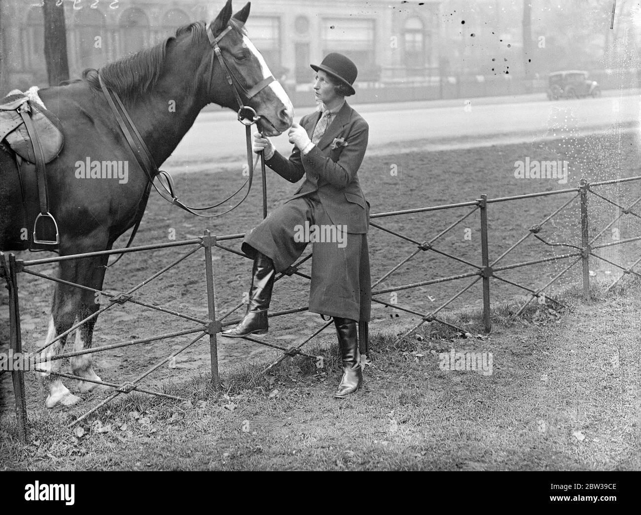 Nuova abitudine per i piloti lady visto in Rotten Row . E' stata progettata una nuova abitudine , dove ora i crine possono cavalcare senza imbarazzo o paura di incorrere in critiche di abbigliamento . La caratteristica innovativa di questa abitudine è l'ampio paio di shorts o bloomers , sotto cui si indossano le normali braghe da guida e tuttavia cade nelle linee di una gonna corta quando il pilota si smonta . Foto spettacoli ; Miss M McConnell , la padrona della scuola di equitazione Ashtead che è il progettista di questa nuova abitudine di guida . 28 gennaio 1934 30s, 30s, 30s, 30s, 30s, trents, 19,trents Foto Stock