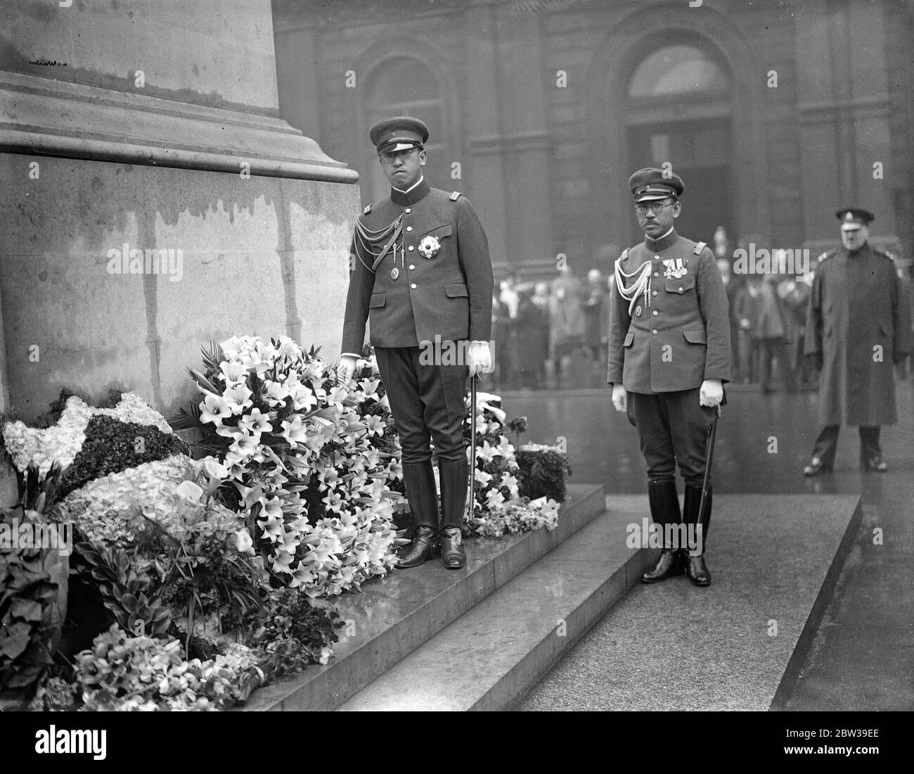 Il principe Kaya mette la corona sul Cenotafe . Il principe Kaya del Giappone , che è il capo della Casa dei Lord del Giappone , ha posto una corona sul Cenotafo a Whitehall , Londra . Spettacoli fotografici ; il principe Kaya con la corona al Cenotafe . 27 aprile 1934 Foto Stock