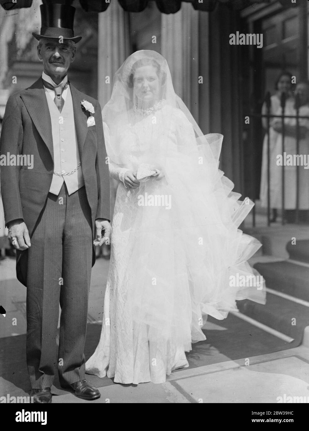 Figlia del cancelliere dello scacchiere sposata . Sig.ra Dorothy Chamberlain , sposa il sig. Stephen Lloyd alla vecchia chiesa di Chelsea. La foto mostra la sposa che parte con il padre Neville Chamberlain . 24 luglio 1935 Foto Stock