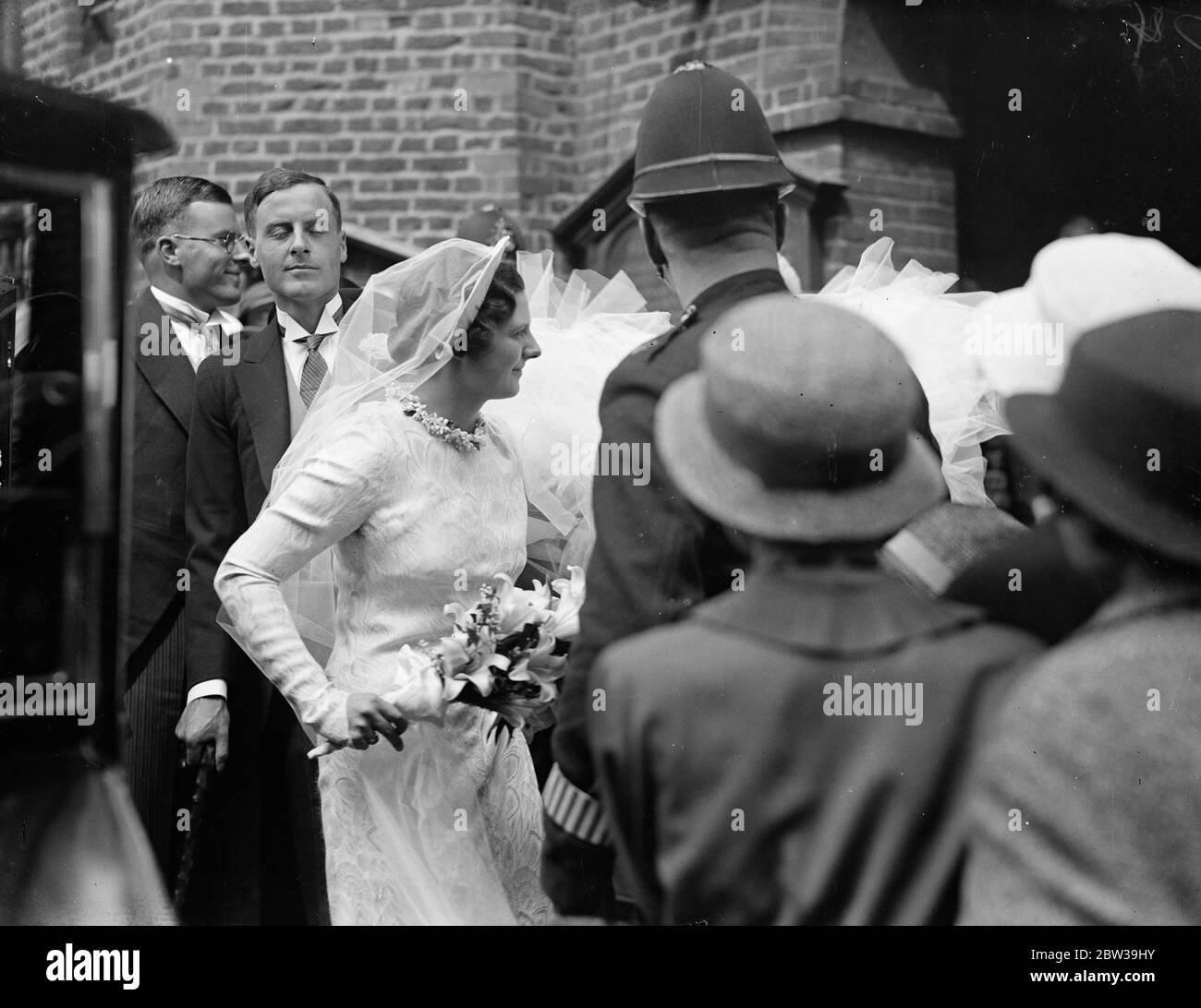 Figlia del cancelliere dello scacchiere sposata . Sig.ra Dorothy Chamberlain , sposa il sig. Stephen Lloyd alla vecchia chiesa di Chelsea. La foto , il velo della sposa viene frappellato dal vento . 24 luglio 1935 Foto Stock