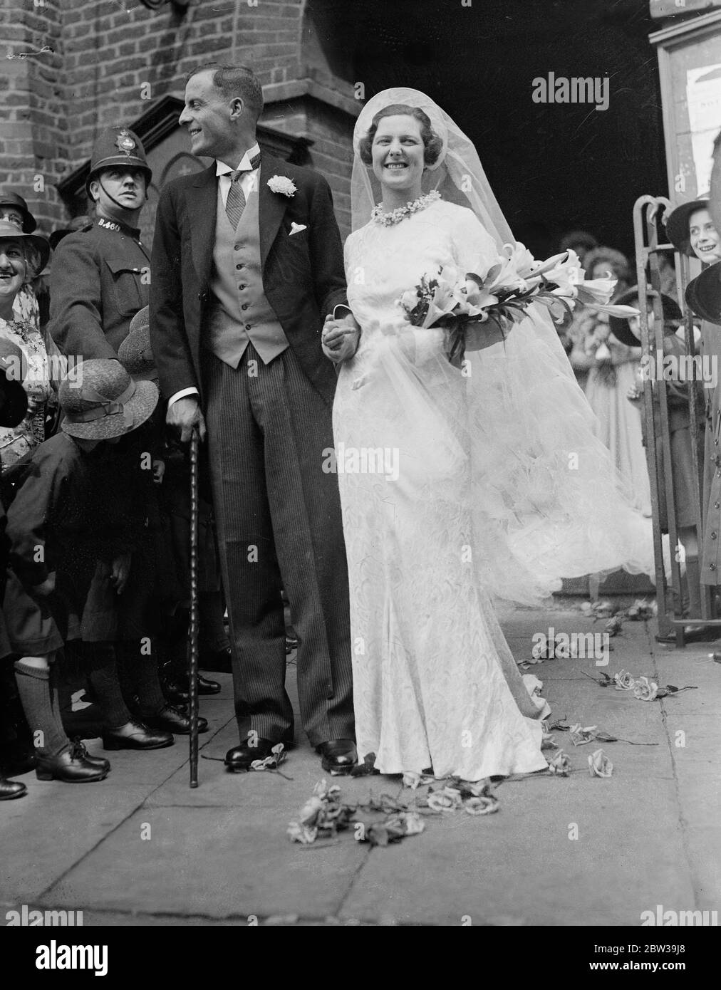 Figlia del cancelliere dello scacchiere sposata . Sig.ra Dorothy Chamberlain , sposa il sig. Stephen Lloyd alla vecchia chiesa di Chelsea. La foto mostra lo sposo e lo sposo . 24 luglio 1935 Foto Stock