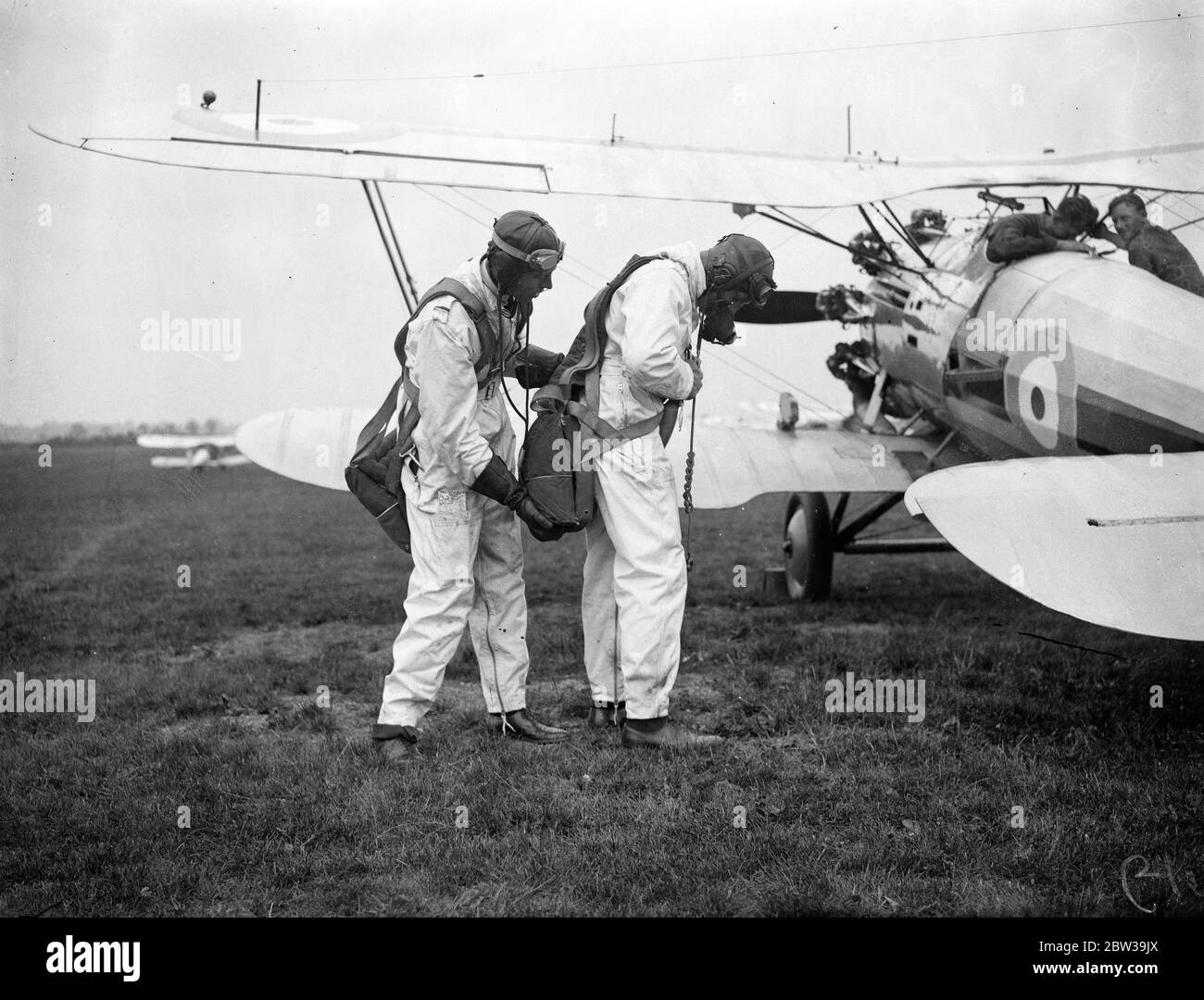 Gli ufficiali dell'aria discutono i piani per bombardare l'Inghilterra . Apre la settimana della difesa aerea . Quasi 400 macchine sono impegnate in battaglie aeree mimiche in cui Londra è l'obiettivo centrale nella settimana degli esercizi di Air Defense che ha appena iniziato . Gli aerei da combattimento che rappresentano le forze del Northland stanno cercando di difendere Londra e il Sud-est dell' Inghilterra dagli attacchi delle macchine bombardanti di Southland . Lo scopo delle manovre è quello di dare esercizi combinati a tutti i rami della Royal Air Force . Foto: Piloti del III Squadrone che corrono a Bristol Bulldog per l'inizio dell'attacco Foto Stock
