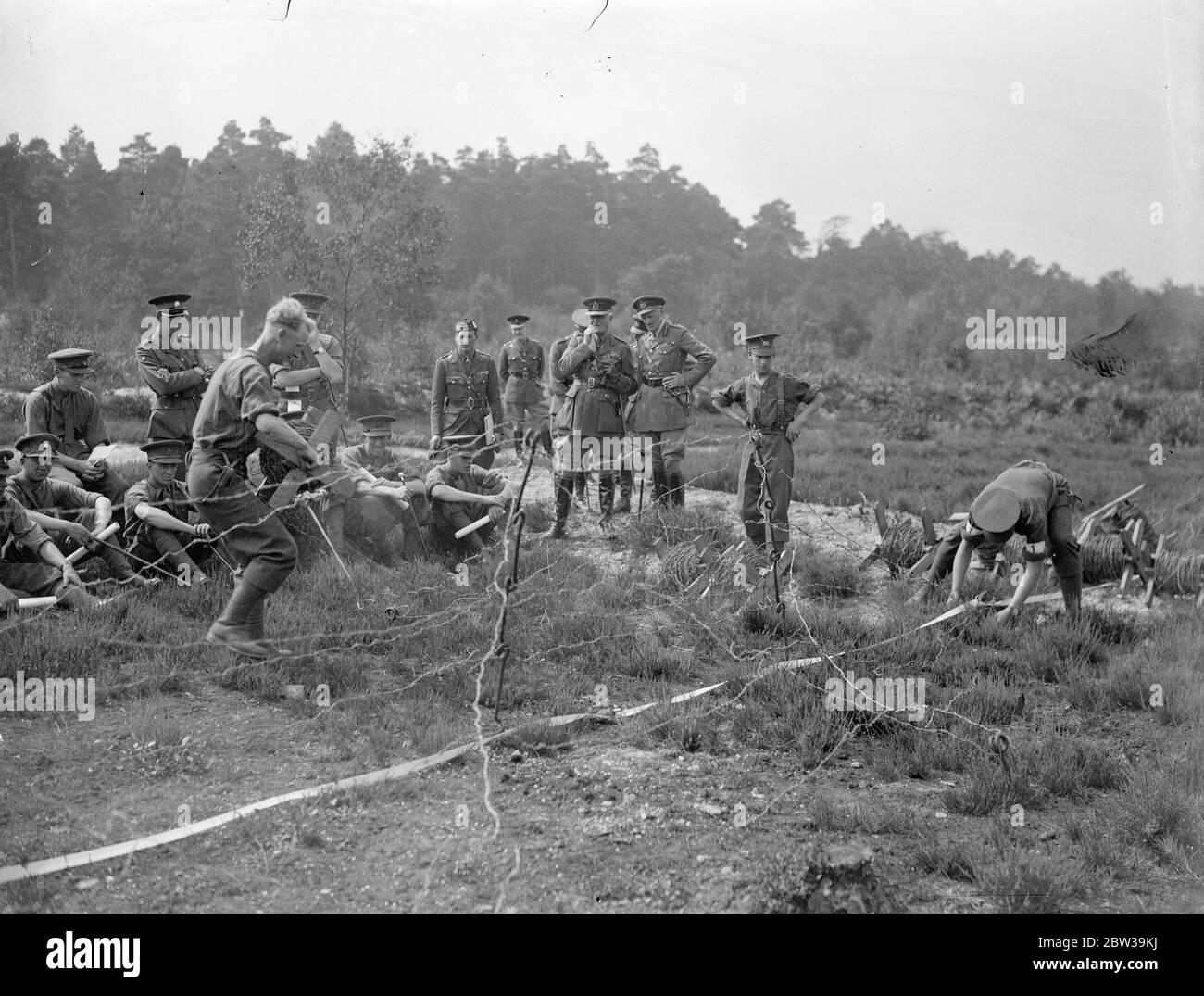 Capo dello Stato maggiore Imperiale Sandhurst. Sir Archibald Montgomery Massingberd , capo dello stato maggiore imperiale, ha effettuato la sua ispezione dopo essere stato promosso al grado di Maresciallo di campo . Foto mostra il maresciallo Sir Montgomery Massingberd guardando una parte di cablaggio che erigola una recinzione . 24 luglio 1935 Foto Stock