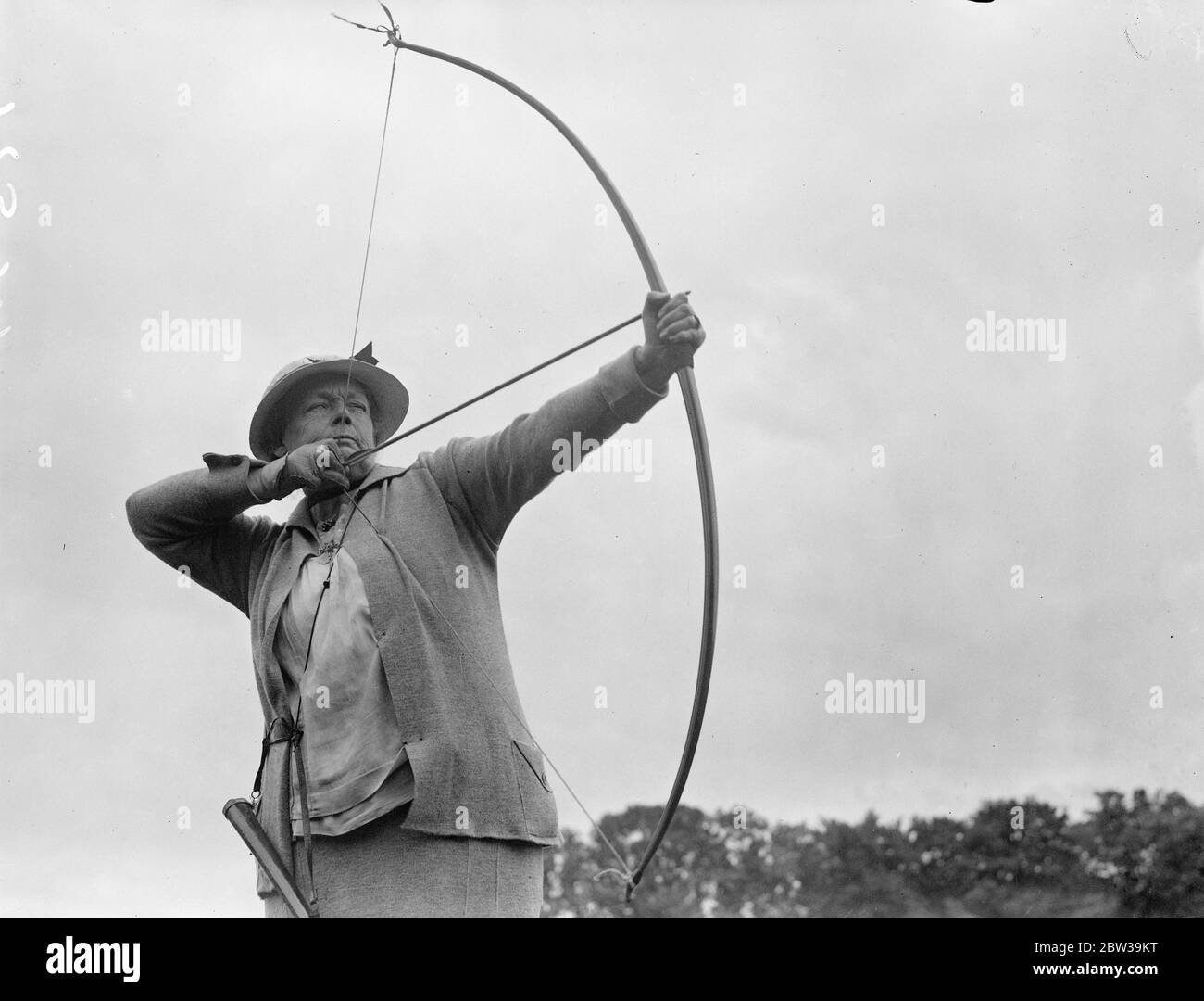 Le arciere delle donne si allenano a Richmond per il torneo di Oxford . La signora Bowen si allenava con la sua prua a Richmond per il torneo . 19 luglio 1935 Foto Stock