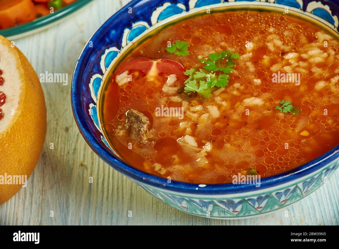 Chorba Frik - zuppa tradizionale, cucina algerina, piatti mediterranei assortiti tradizionali, vista dall'alto. Foto Stock