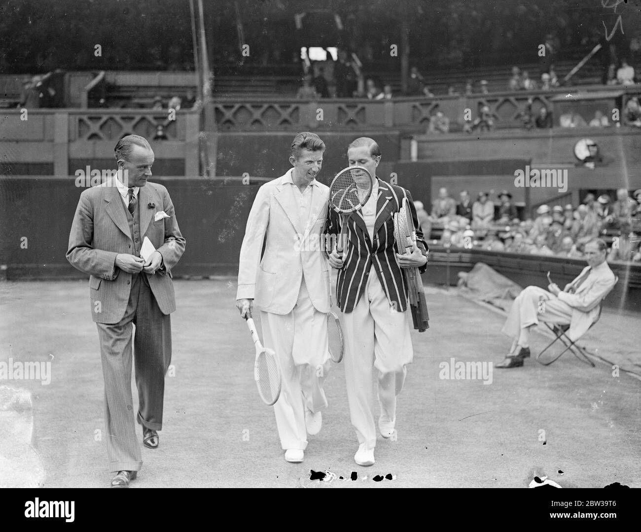 Don Budge of America (a sinistra) prende il primo set da Gottfried von Cramm di Germania 6 - 4 nelle semifinali dei Campionati di Wimbledon , Men's Singles . 3 luglio 1935 Foto Stock