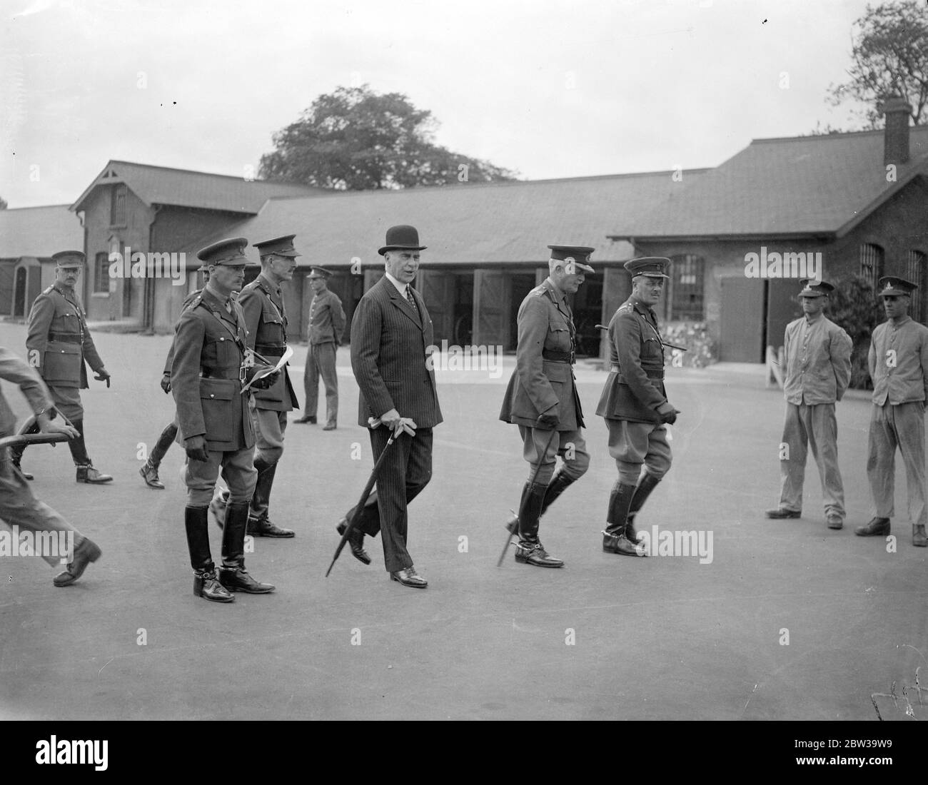 Conte di Athlone e Capo dello staff generale Imperiale visitano il deposito di artiglieria reale a Woolwich . Il conte di Athlone che fa un giro di ispezione con il maresciallo Sir Archibald Montgomery Massingberd . 19 luglio 1935 Foto Stock