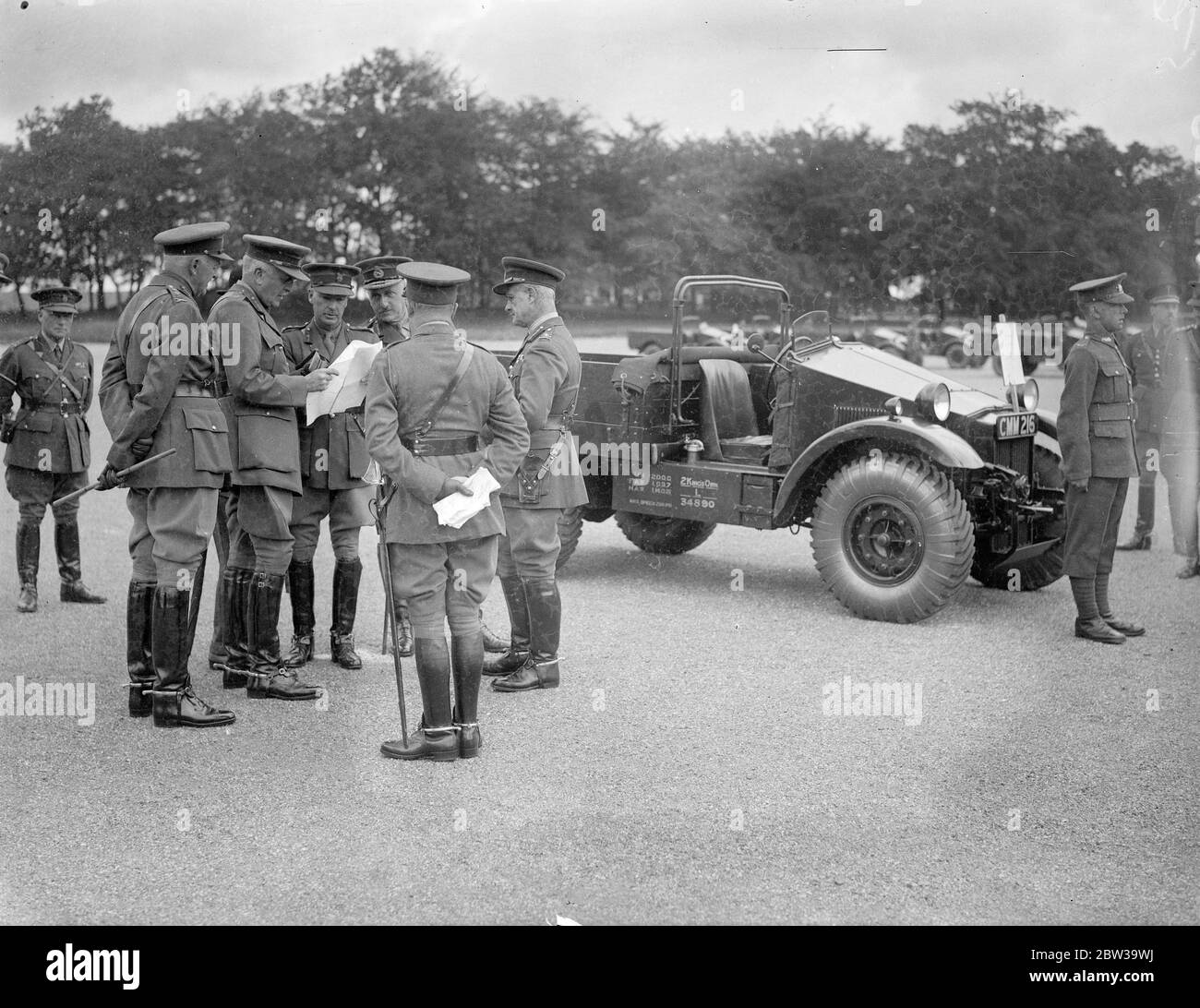 Capo dello staff generale imperiale visita 5 e 6 brigate di fanteria ad Aldershot . Sir Archibold Montgomery Massingberd , capo dello stato maggiore imperiale, ha effettuato la sua ispezione dopo essere stato promosso al grado di Maresciallo di campo . Foto mostra il maresciallo Sir Montgomery Massingberd che ispeziona la nuova prima linea di trasporto delle unità della brigata di fanteria 5 a Blenheim Barracks parade Ground . 18 luglio 1935 Foto Stock