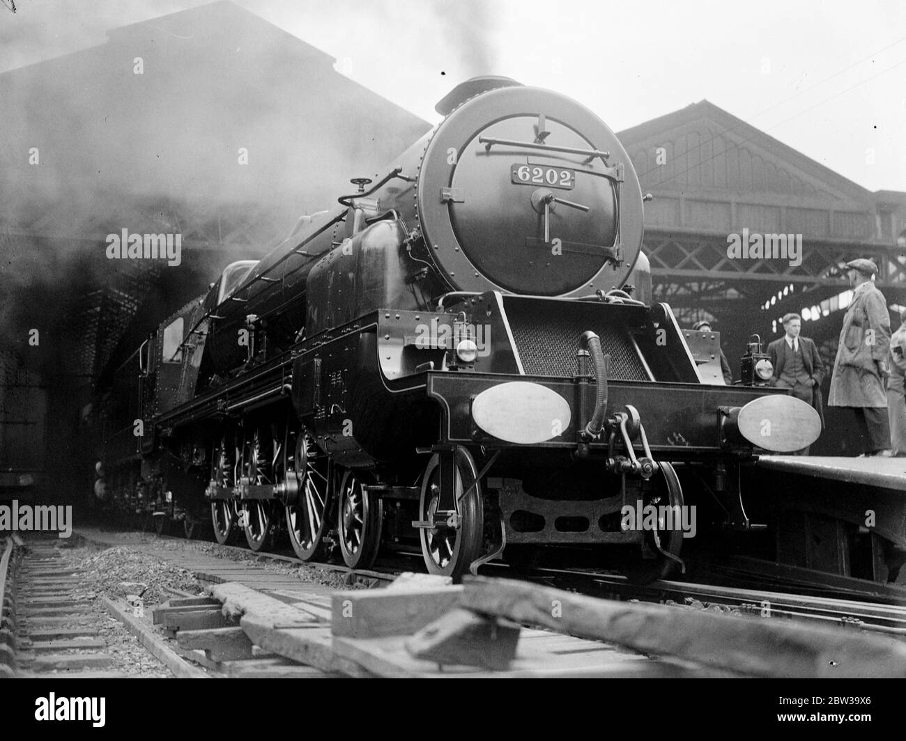 La prima locomotiva a turbina della Gran Bretagna a Euston . La Turbomotiva di Euston . Notare la parte anteriore e l'imbuto doppio del radiatore . 27 giugno 1935 Foto Stock