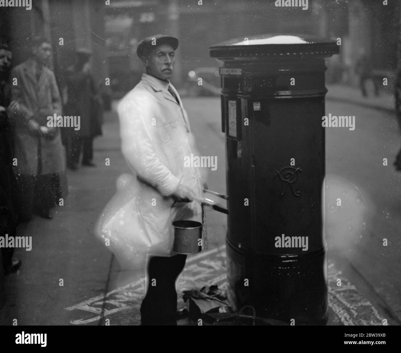 L'unico addetto del GPO 's pittrice di colonne di box si ritira dopo 48 anni di servizio. L'unico pittore permanente di box a colonne mai impiegato dalla posta , il signor Alfred H West di Tottenham , si ritira il suo settantesimo compleanno . Il signor West dipinge le scatole a colonne di Londra da 48 anni e calcola di aver dipinto quasi 40,000 . Signor West al lavoro su un riquadro a pilastri di Londra . 6 agosto 1937 Foto Stock