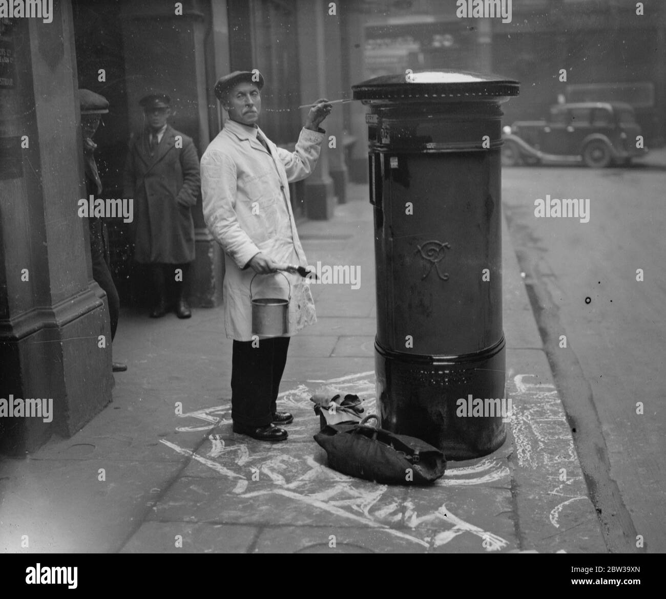 L'unico addetto del GPO 's pittrice di colonne di box si ritira dopo 48 anni di servizio. L'unico pittore permanente di box a colonne mai impiegato dalla posta , il signor Alfred H West di Tottenham , si ritira il suo settantesimo compleanno . Il signor West dipinge le scatole a colonne di Londra da 48 anni e calcola di aver dipinto quasi 40,000 . Signor West al lavoro su un riquadro a pilastri di Londra . 6 agosto 1937 Foto Stock