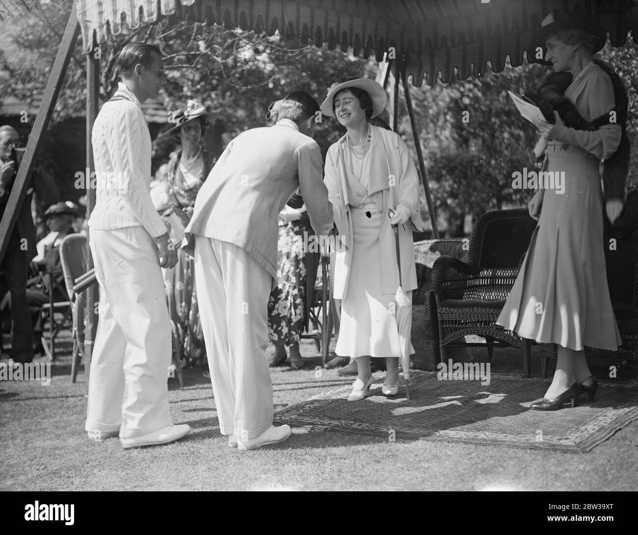 Duchessa di York stringe le mani con H W Austin e Fred Perry che guarda . 8 luglio 1935 Foto Stock