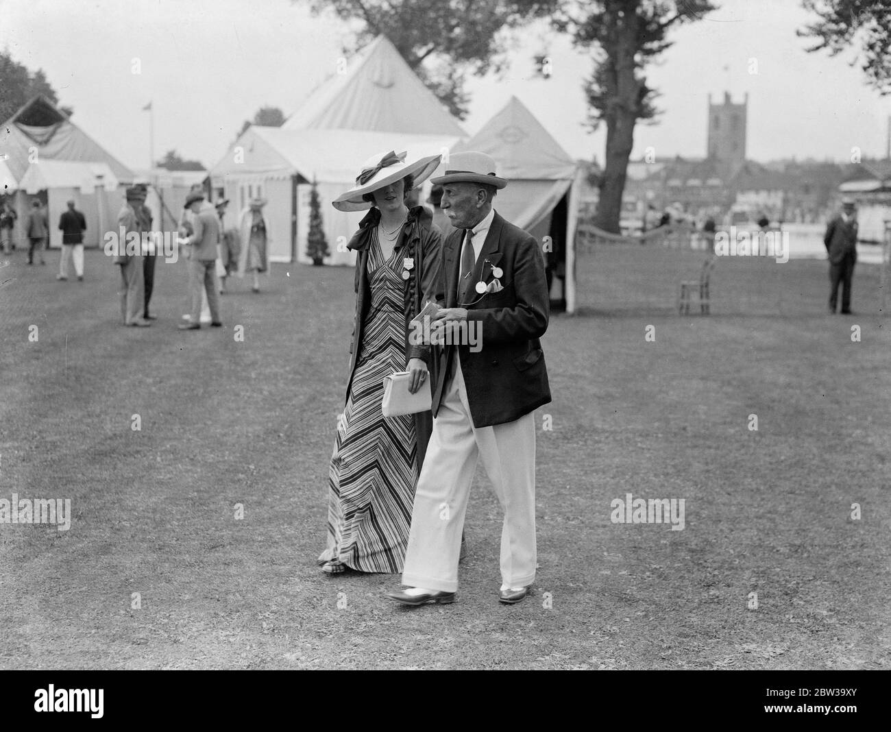 Moda impressionante alla regata Henley Royal. Mostre fotografiche , la signora Allan Kennedy in modo impressionante a henley Regatta , con il signor Brocklebank . 3 luglio 1935 Foto Stock