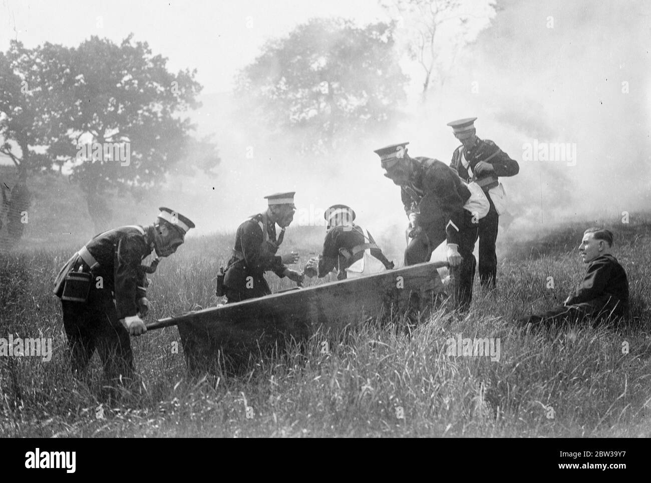 Attacco di gas di simulazione a Hampstead . Una dimostrazione dei metodi anti-gas in tempo di guerra fu data dai membri della brigata di St John Ambulance alla vale of Health , Hampstead , Londra . 22 giugno 1935 Foto Stock