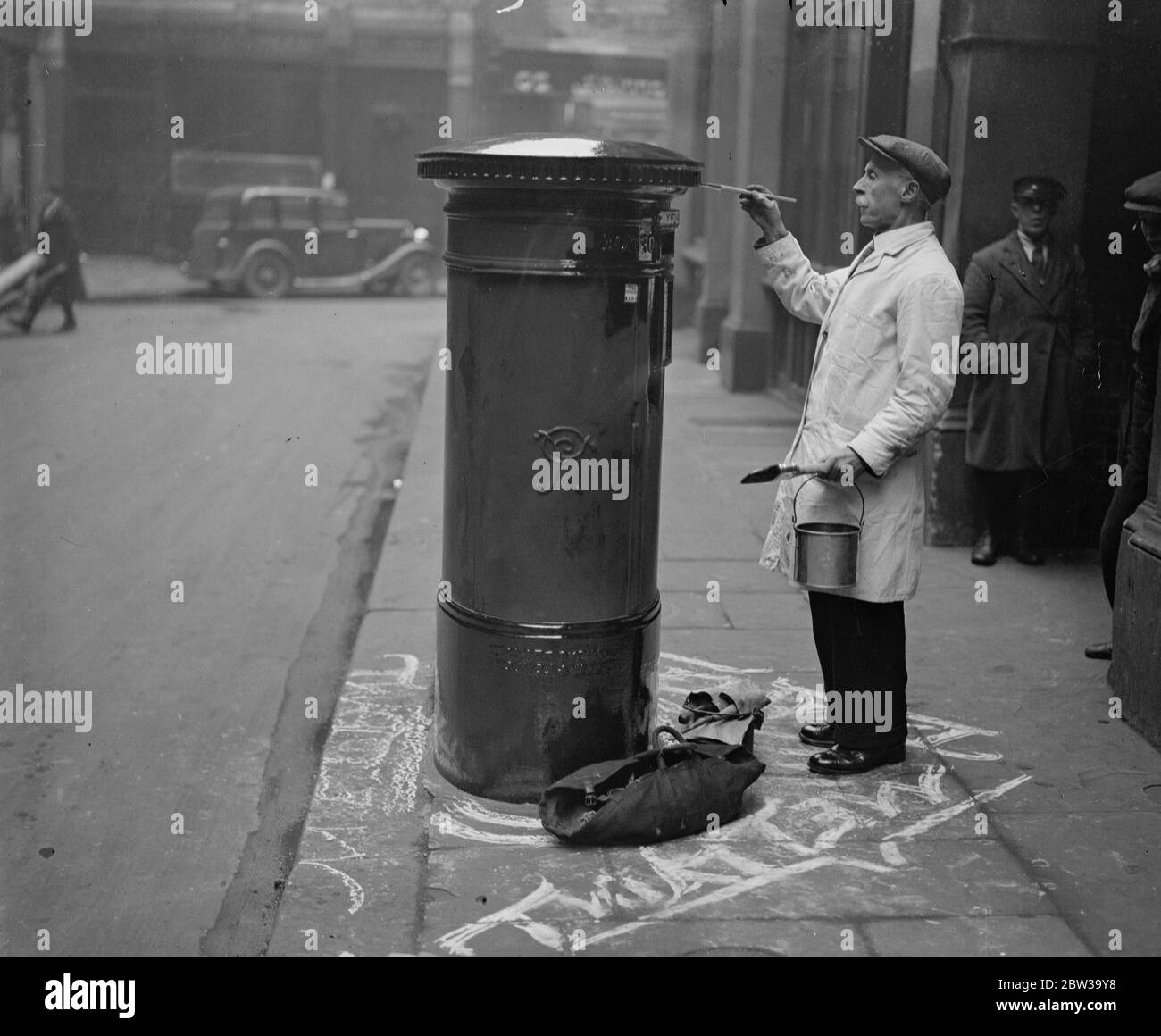 L'unico addetto del GPO 's pittrice di colonne di box si ritira dopo 48 anni di servizio. L'unico pittore permanente di box a colonne mai impiegato dalla posta , il signor Alfred H West di Tottenham , si ritira il suo settantesimo compleanno . Il signor West dipinge le scatole a colonne di Londra da 48 anni e calcola di aver dipinto quasi 40,000 . Signor West al lavoro su un riquadro a pilastri di Londra . 6 agosto 1937 Foto Stock
