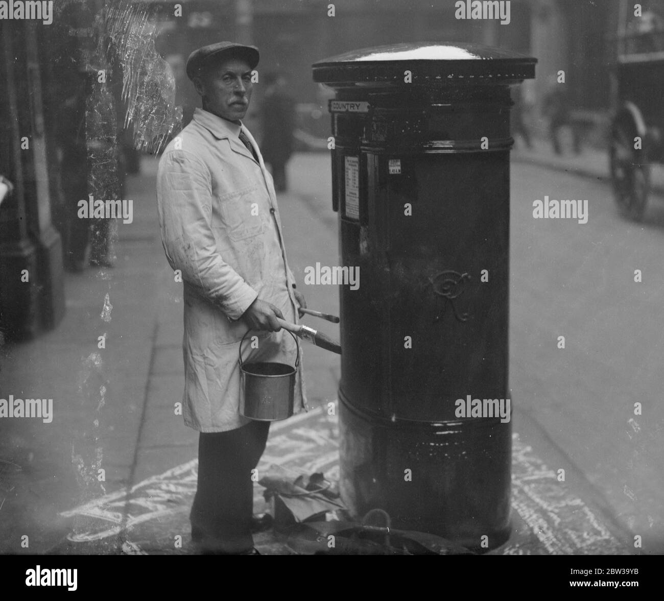 L'unico addetto del GPO 's pittrice di colonne di box si ritira dopo 48 anni di servizio. L'unico pittore permanente di box a colonne mai impiegato dalla posta , il signor Alfred H West di Tottenham , si ritira il suo settantesimo compleanno . Il signor West dipinge le scatole a colonne di Londra da 48 anni e calcola di aver dipinto quasi 40,000 . Signor West al lavoro su un riquadro a pilastri di Londra . 6 agosto 1937 Foto Stock