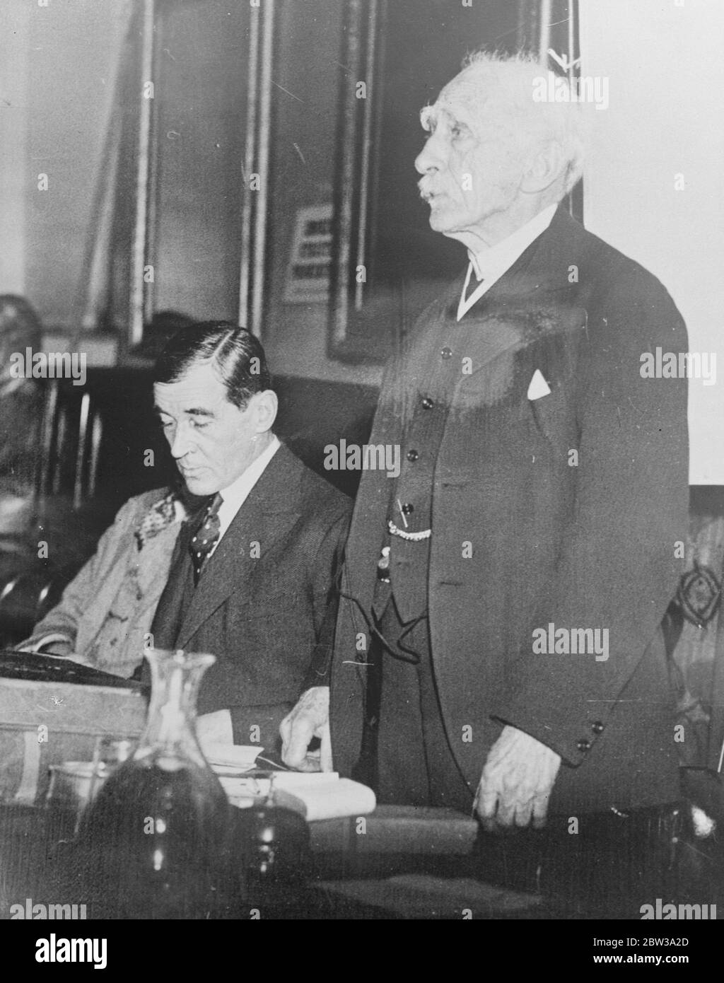 Sir Ambrose Fleming risponde Torna alla riunione di Genesi a Londra . Scienziati di spicco sostengono la campagna per smentire la teoria di Darwin . 13 febbraio 1935 Foto Stock