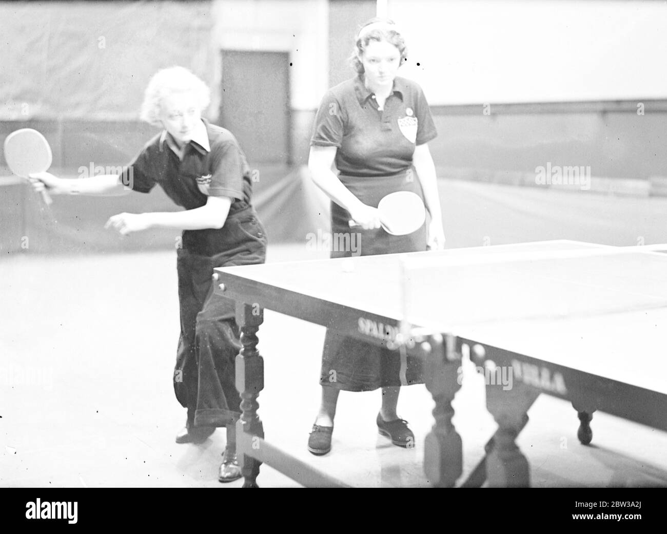 Figlia di Babe Ruth con campione americano al torneo di tennis da tavolo . I campionati mondiali di ping-pong sono proseguiti presso l' Imperial Institute di Kensington . Julia Ruth ( a sinistra ) , figlia di Babe Ruth , il giocatore di baseball americano , in con Miss Helen Ovenden , il campione americano . 9 febbraio 1935 Foto Stock