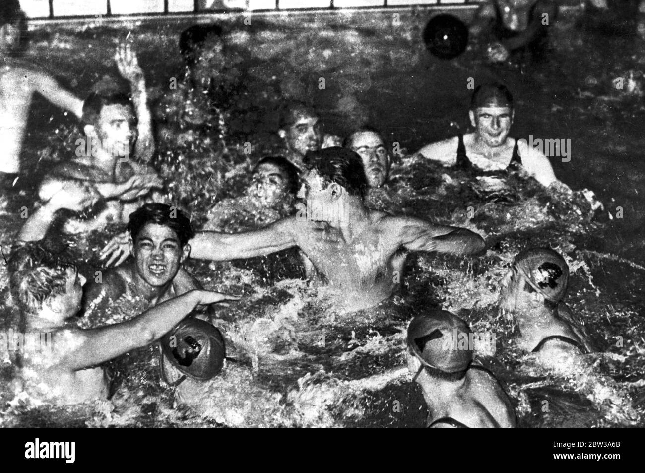 I Bluejackes britannici incontrano la squadra americana al New York Water polo match . Una squadra di pallanuoto dell'HMS Norfolk ha incontrato la squadra di pallanuoto Park Central in una partita a New York . La squadra americana ha vinto da 27 a 25 . Gioca durante la partita . 6 ottobre 1933 Foto Stock