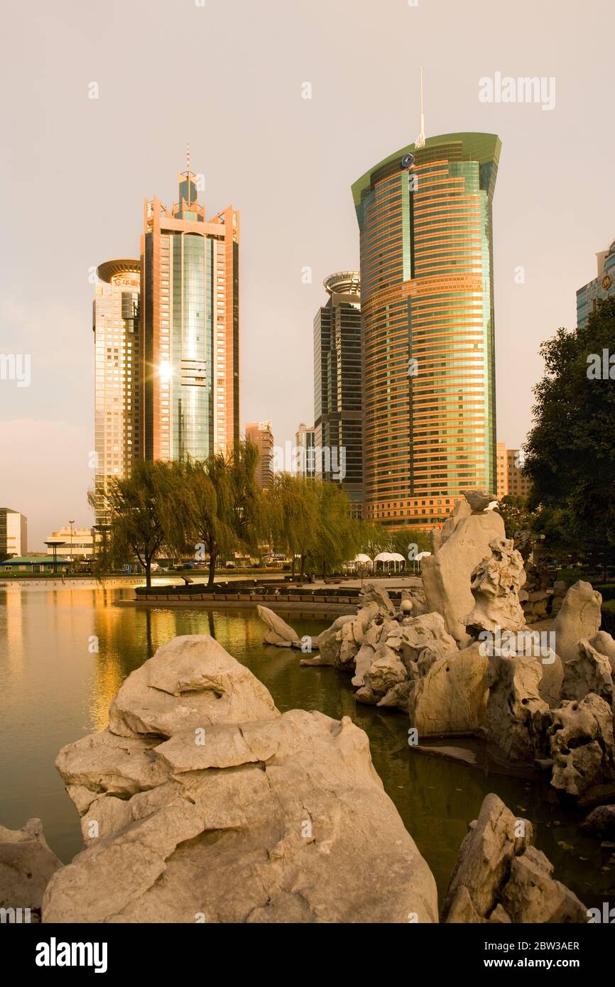 Pudong, Shanghai, Cina, Asia - skyline degli edifici di uffici nel quartiere finanziario di Lujiazui dal centro di Greenfield. Foto Stock