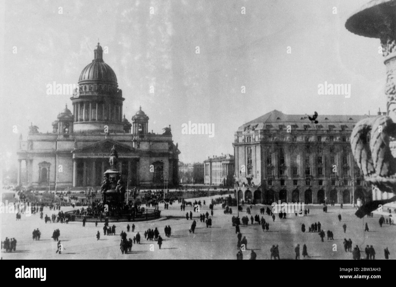 Leningrado . Casa dei sovietici e la cattedrale . 1934 Foto Stock