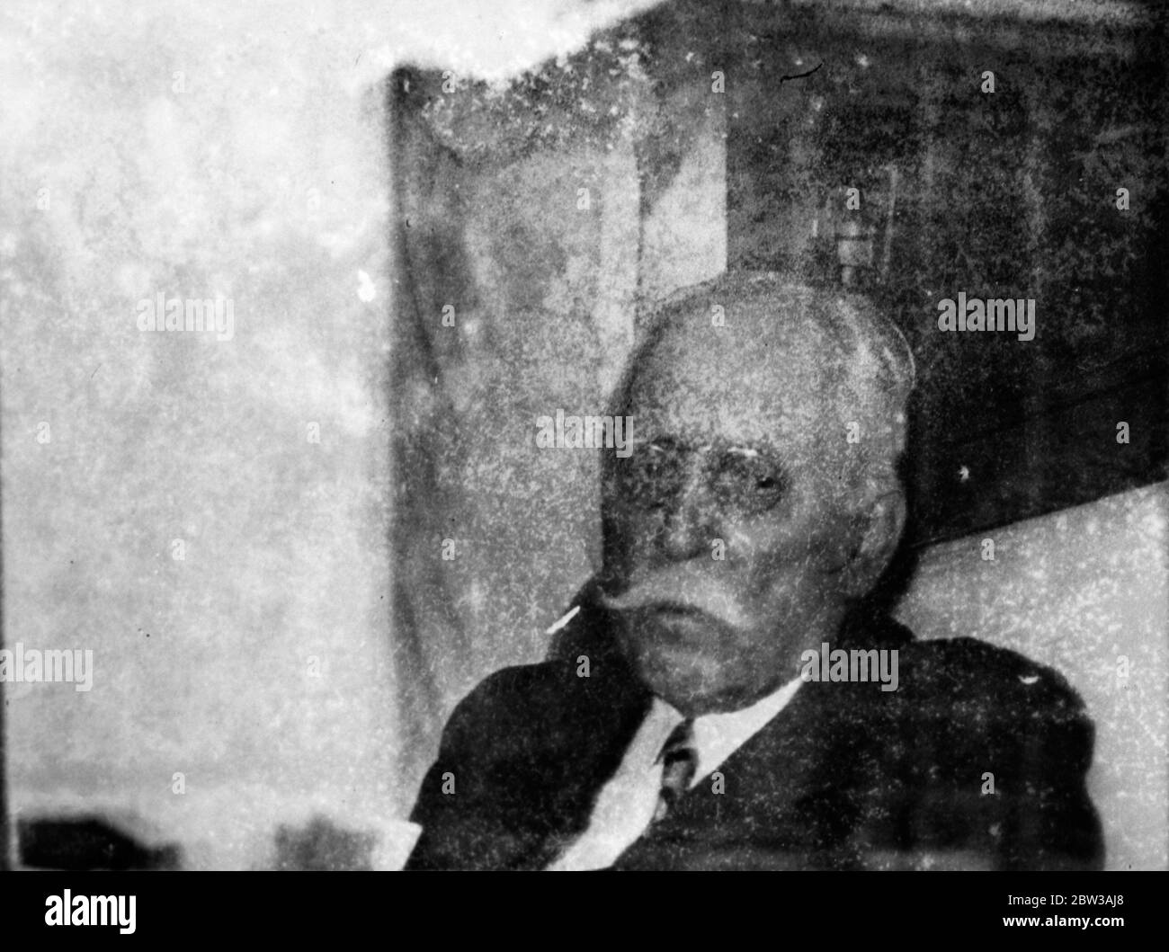 Samuel Insull , guarda tristemente dalla finestra dei treni di Philadelphia , mentre si avvicina a Chicago, dove si trova a dover affrontare un processo per appropriarsi di indebitamenti . Questa foto è stata scattata poche ore dopo l' arrivo degli ex utilities czar negli Stati Uniti a Fort Hancock . 7 maggio 1934 Foto Stock