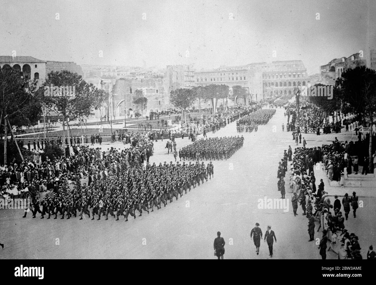 I giovani fascisti marciano oltre Duce . Colonne degli Avanguardisti (giovani fascisti tra i 14 e i 18 anni) che marciano lungo la via dell'Impero , Roma . 14 settembre 1934 Foto Stock