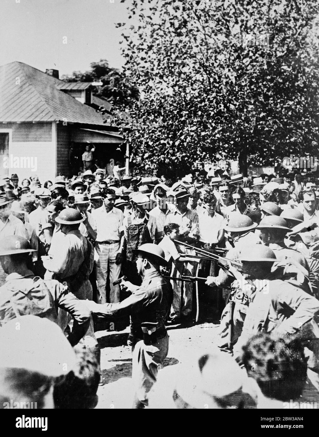 Gli sciatori tessili americani si tenevano al punto di fucile . Gli attaccanti tessili americani che sono tenuti al punto di pistola da National Guardsman dopo una battaglia a Greenville , Carolina del Sud . 14 settembre 1934 Foto Stock